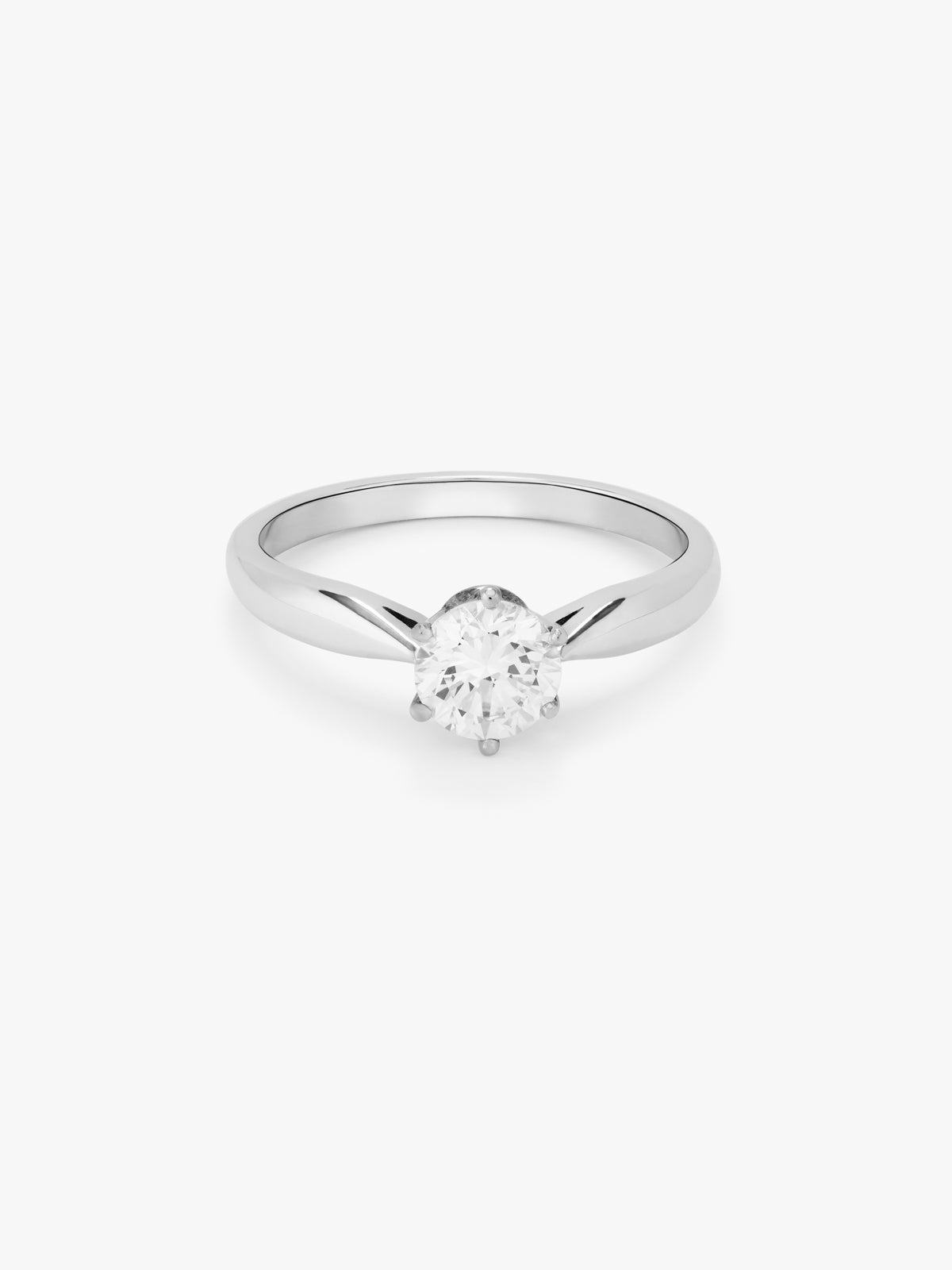 Anillo solitario de oro blanco de 18K con diamante central en talla brillante de 0,4 cts