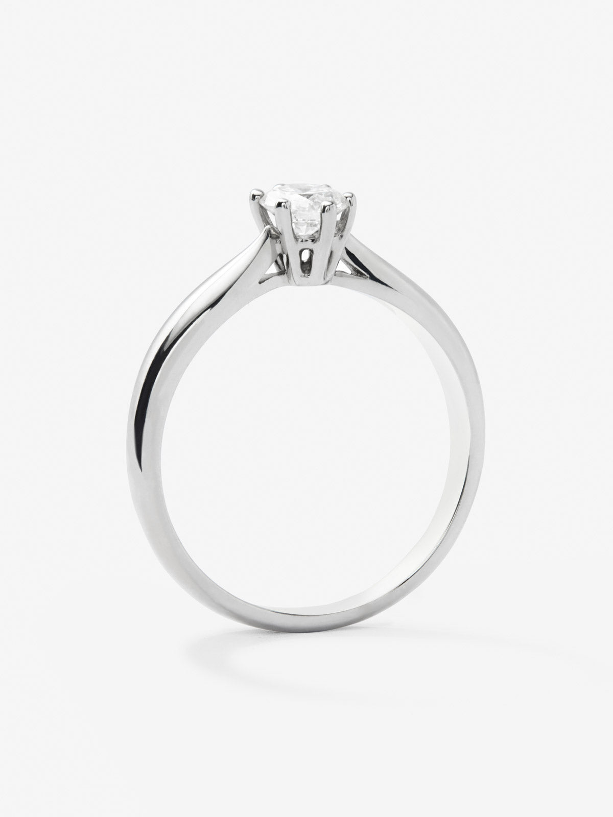 Anillo solitario 3006 de oro blanco de 18K con diamante central en talla brillante de 0,4 cts