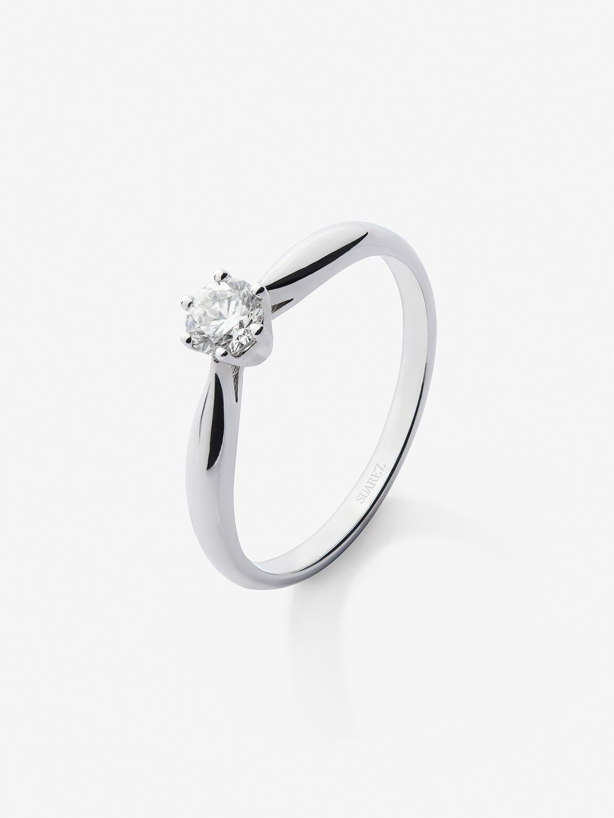 Anillo solitario de oro blanco de 18K con diamante en talla brillante de 0,5 cts