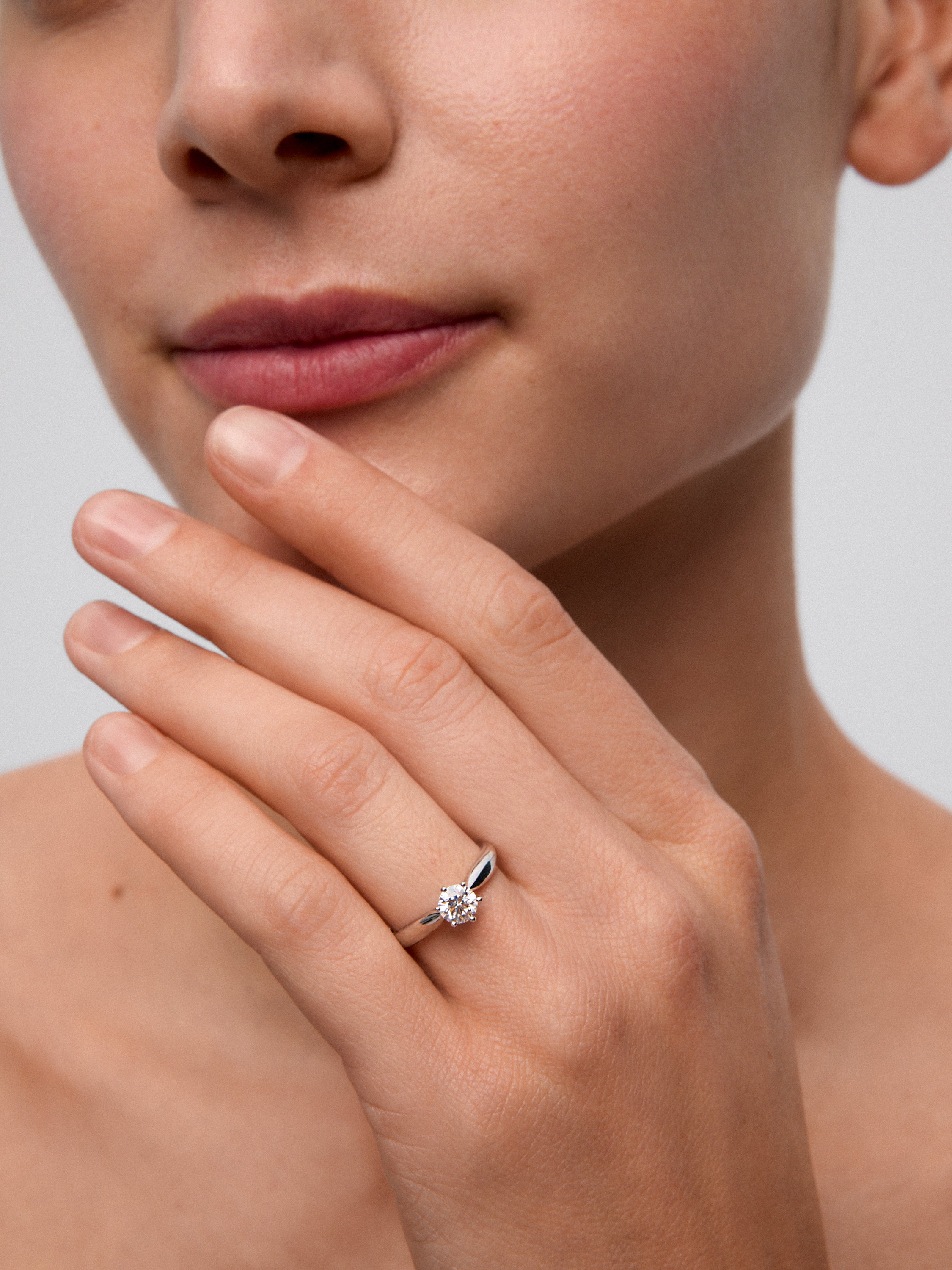 Anillo solitario de compromiso de oro blanco de 18K con diamante central de 0,5 quilates