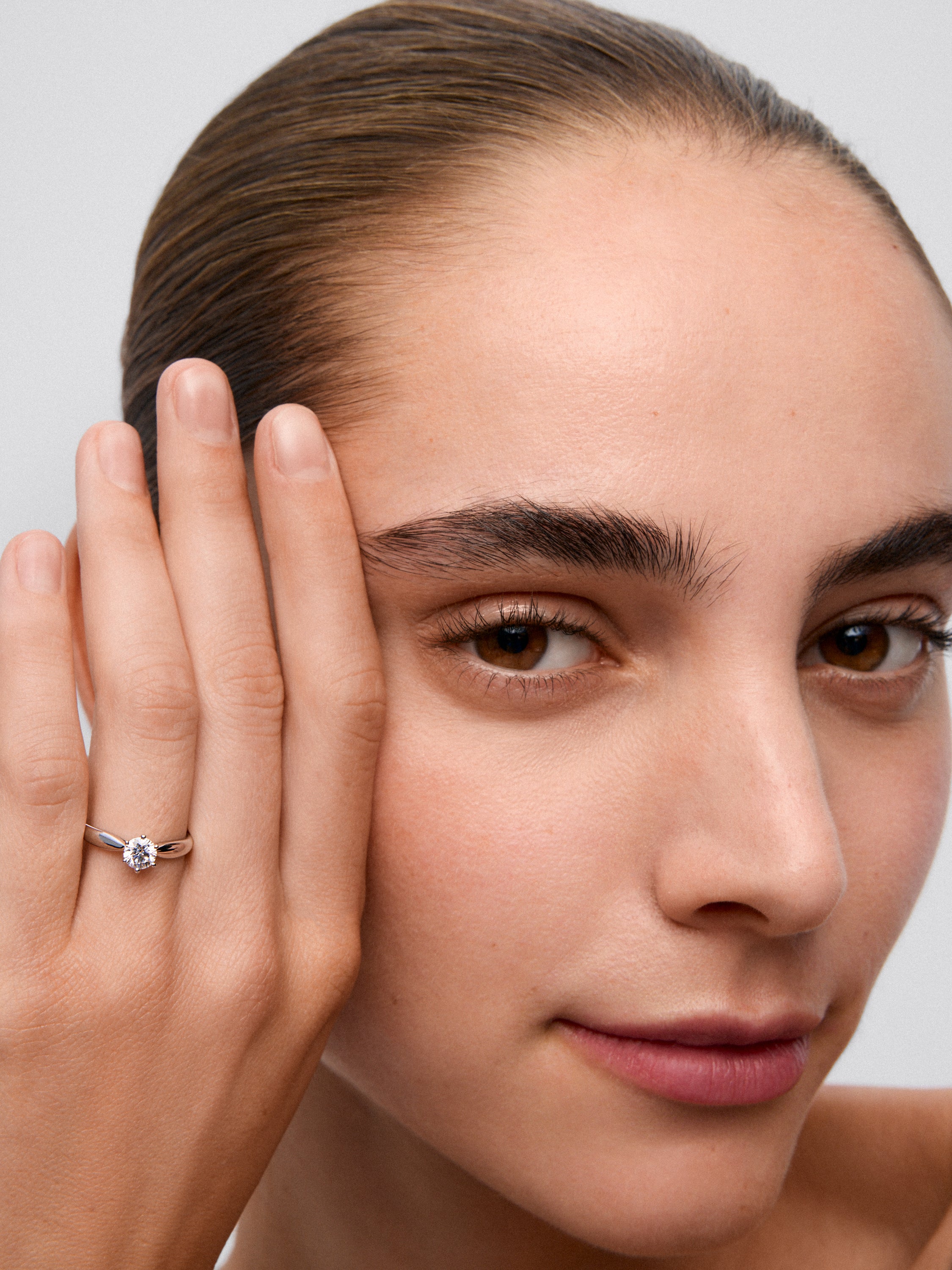 Anillo solitario de compromiso de oro blanco de 18K con diamante central de 0,5 quilates