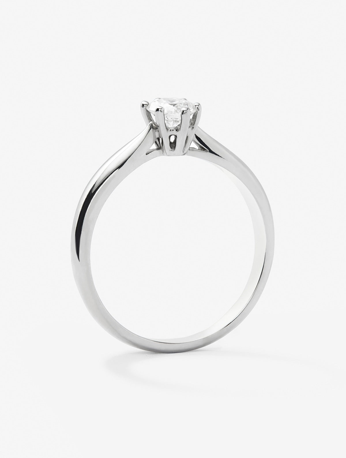 Anillo solitario de compromiso de oro blanco de 18K con diamante central de 0,5 quilates