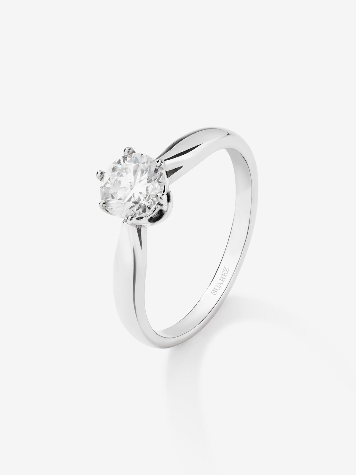 Anillo solitario de compromiso de oro blanco de 18K con diamante central de 0,7 quilates