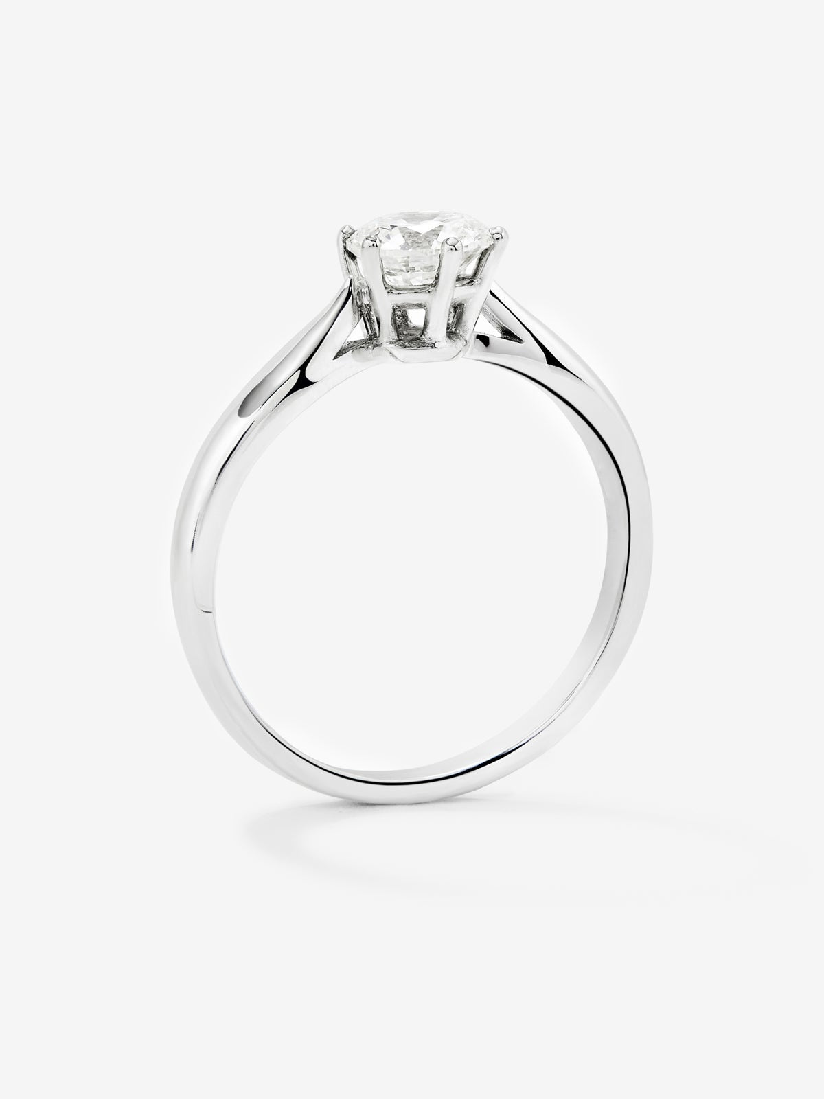 Anillo solitario de oro blanco de 18K con diamante en talla brillante de 0,5 cts