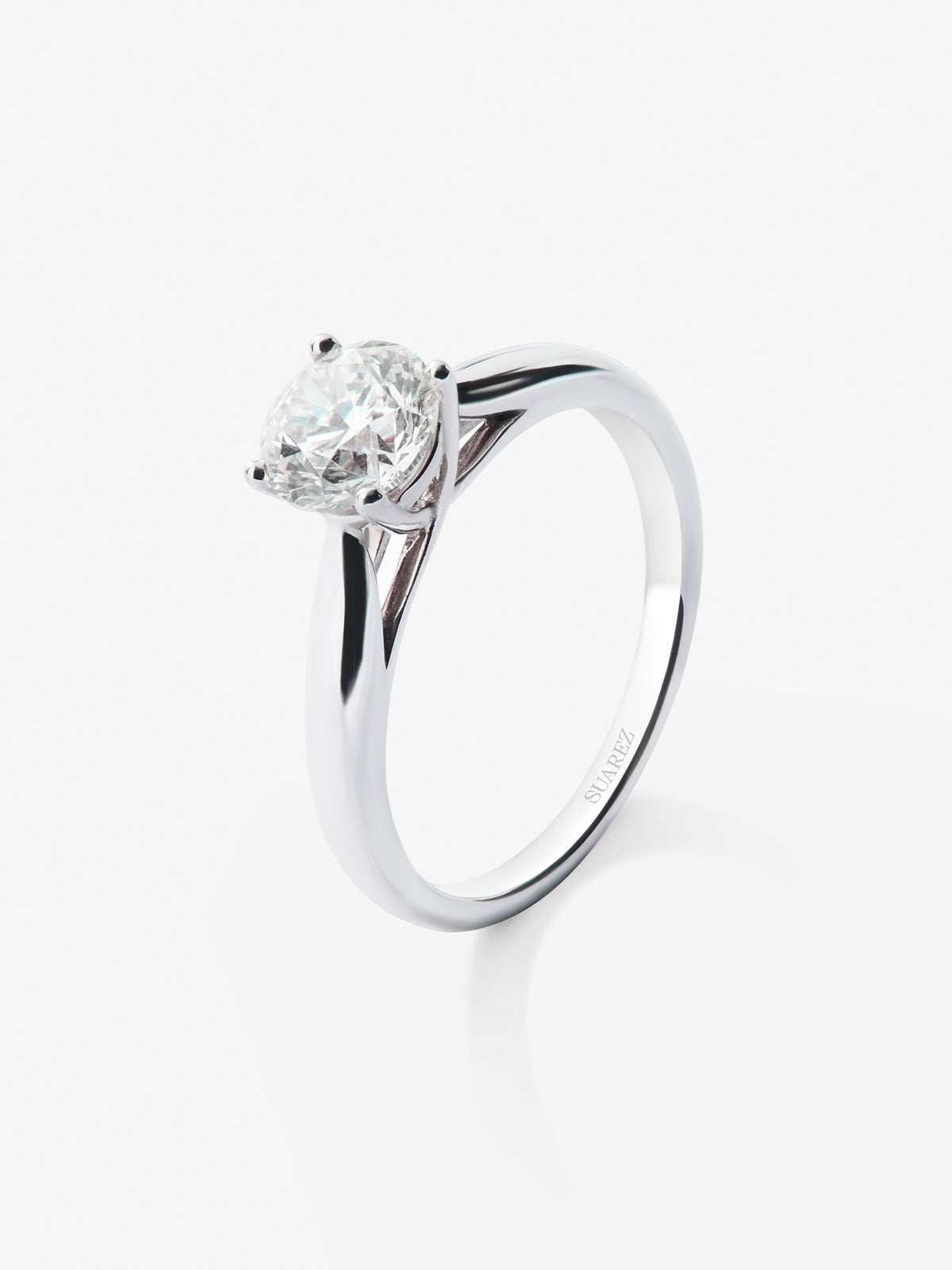 Anillo solitario de compromiso de oro blanco de 18K con diamante central de 1 quilate