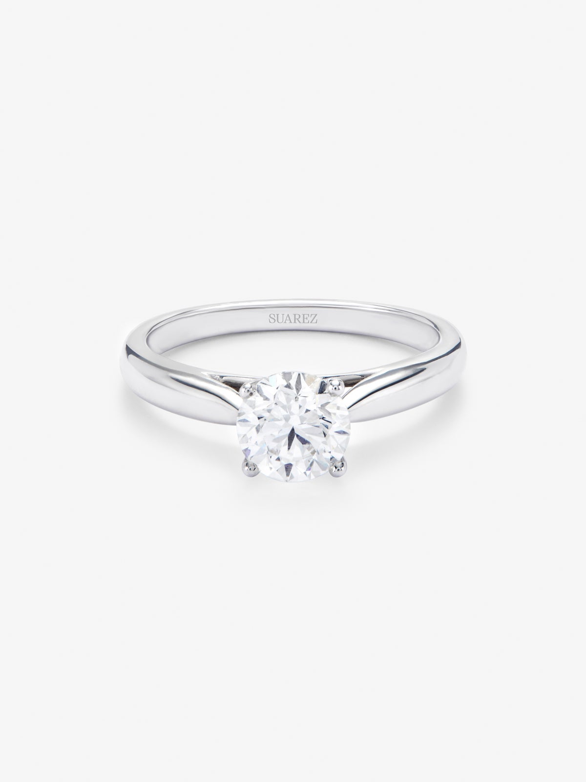 Anillo solitario de oro blanco de 18K con diamante en talla brillante de 1 cts