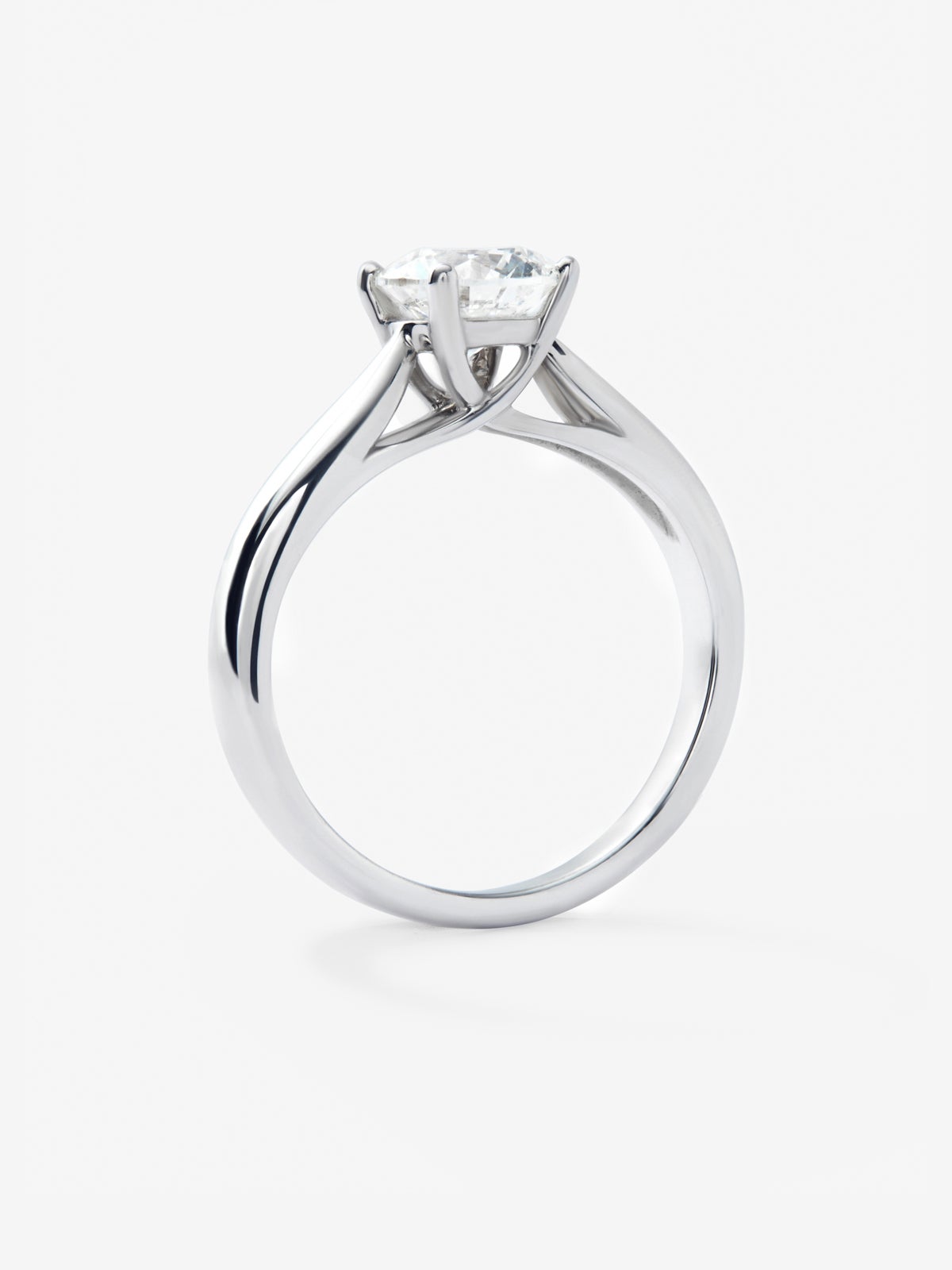 Anillo solitario de oro blanco de 18K con diamante en talla brillante de 1 cts