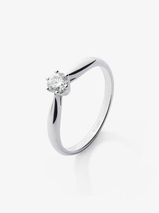 Anillo solitario de oro blanco de 18K con diamante en talla brillante de 0,2 cts