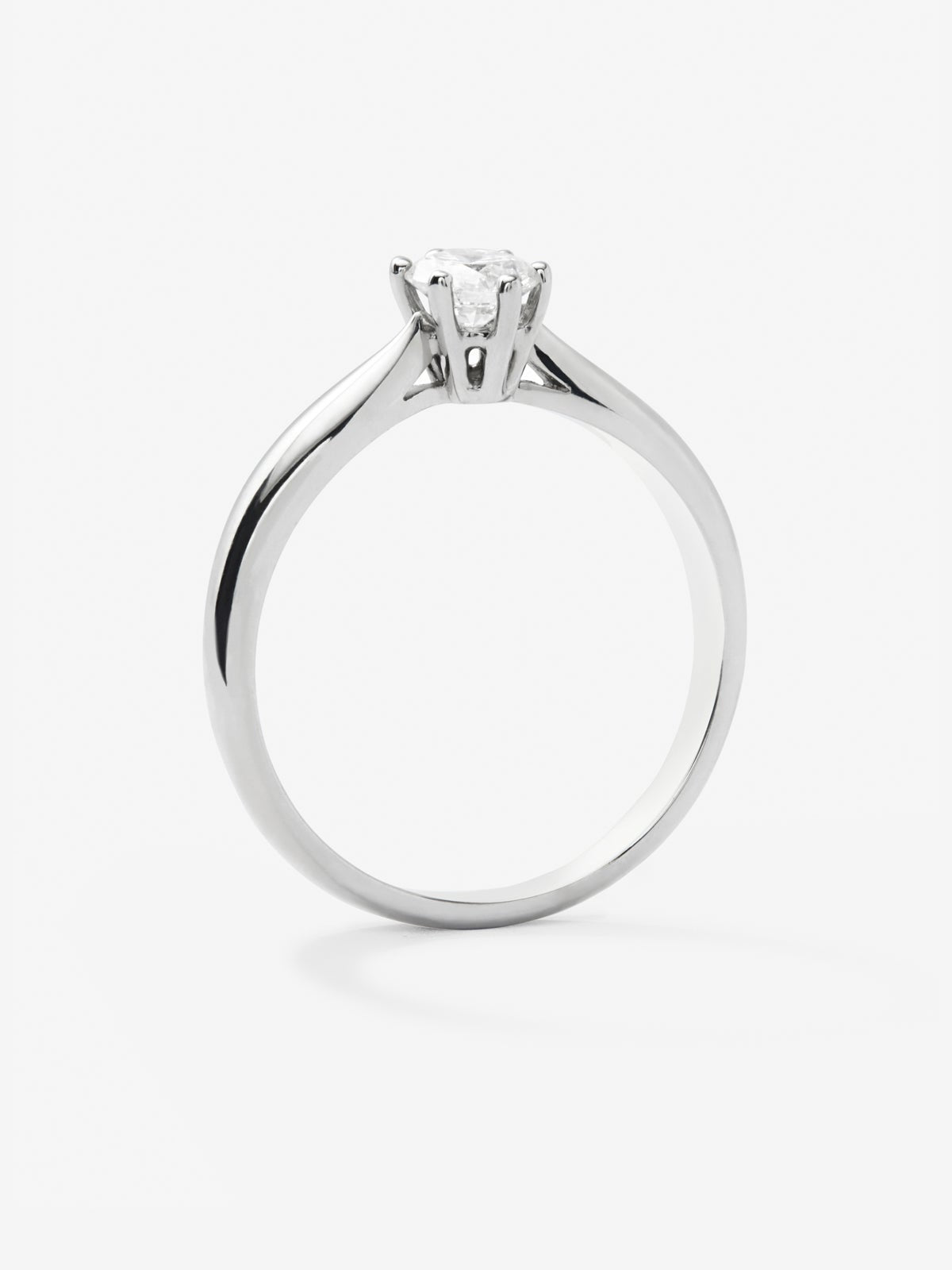 Anillo solitario de oro blanco de 18K con diamante en talla brillante de 0,2 cts
