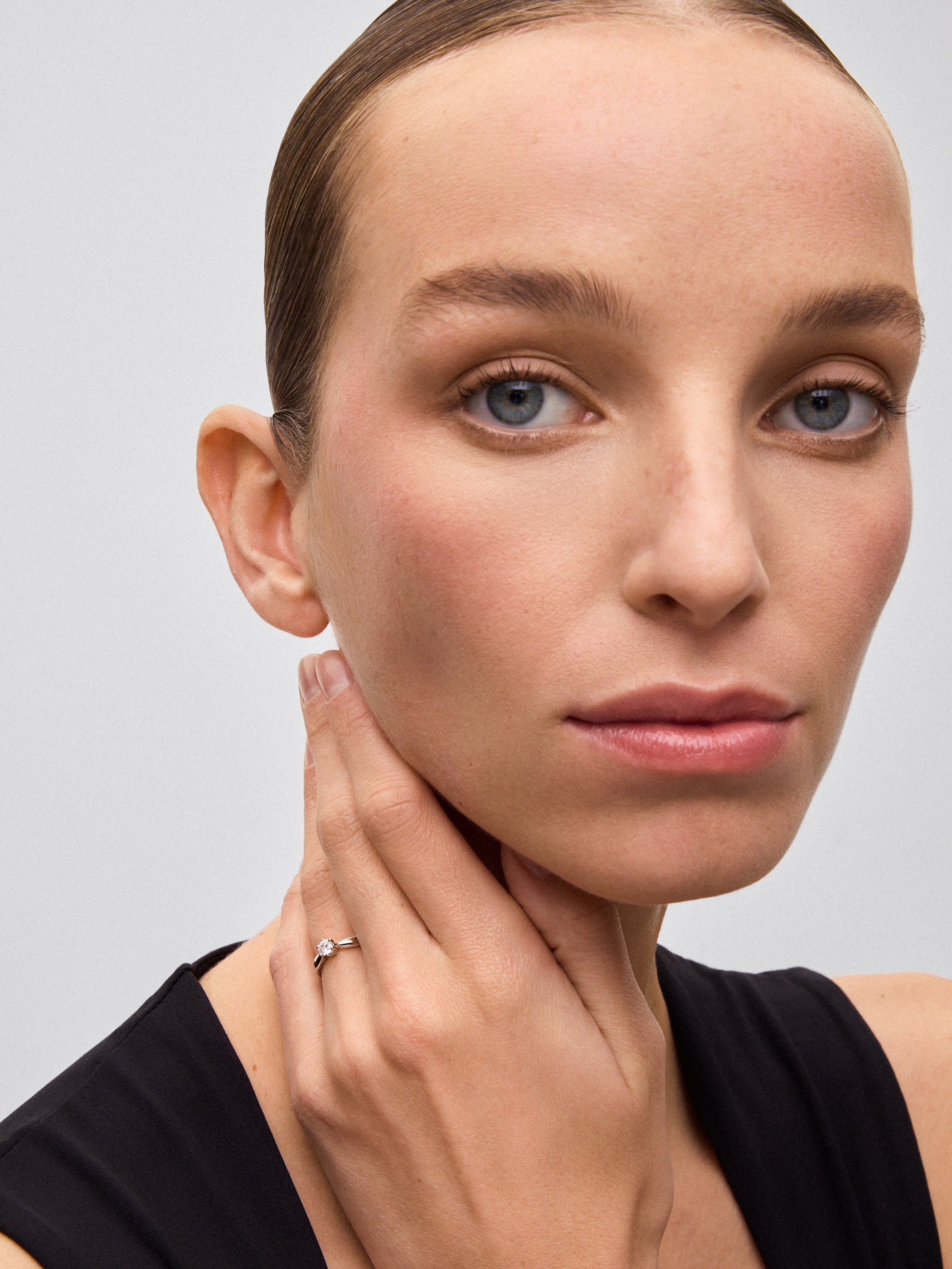 Anillo solitario 3006 de oro blanco de 18K con diamante en talla brillante de 0,25 cts