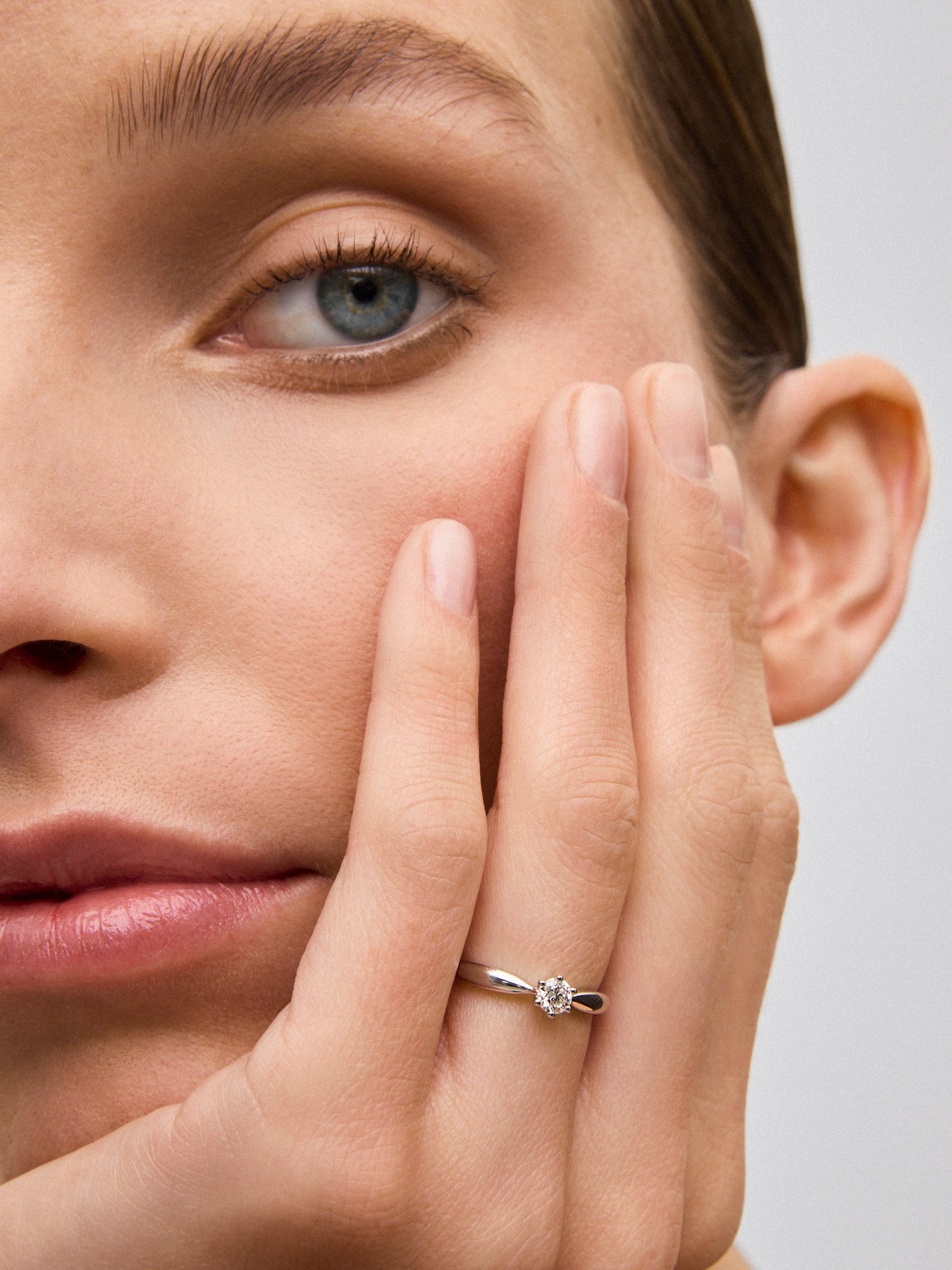 Anillo solitario de oro blanco de 18K con diamante en talla brillante de 0,30 cts