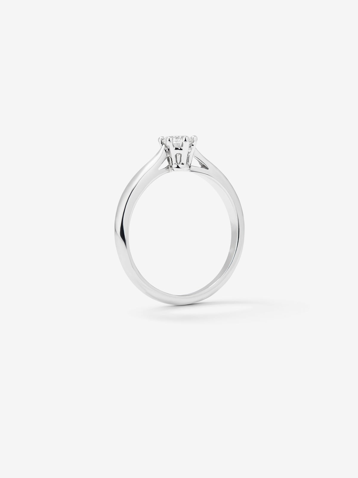 Anillo solitario 3006 de oro blanco de 18K con diamante en talla brillante de 0,25 cts