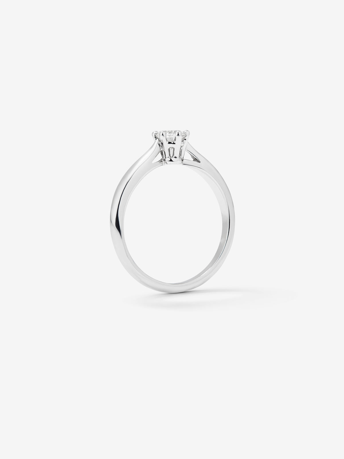 Anillo solitario 3006 de oro blanco de 18K con diamante en talla brillante de 0,20 cts