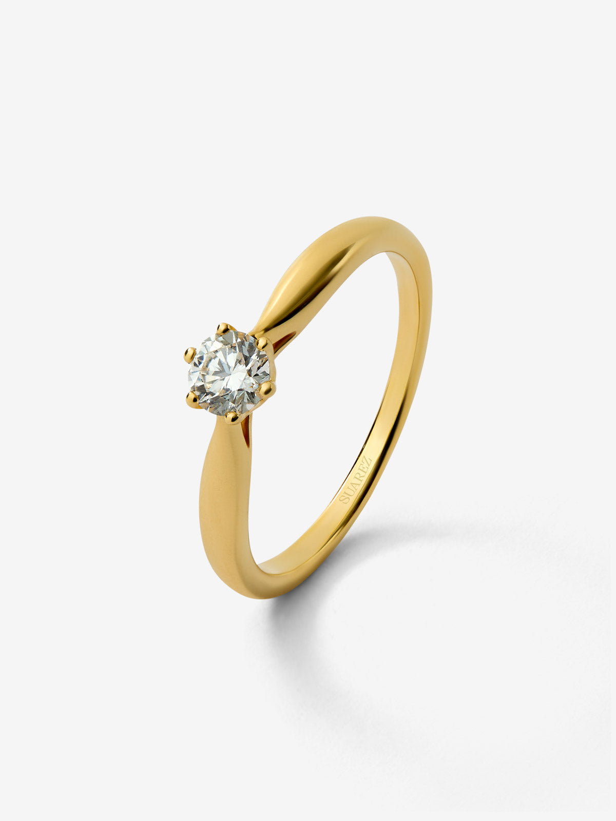 Anillo solitario 3006 de oro amarillo de 18K con diamante en talla brillante de 0,25 cts 