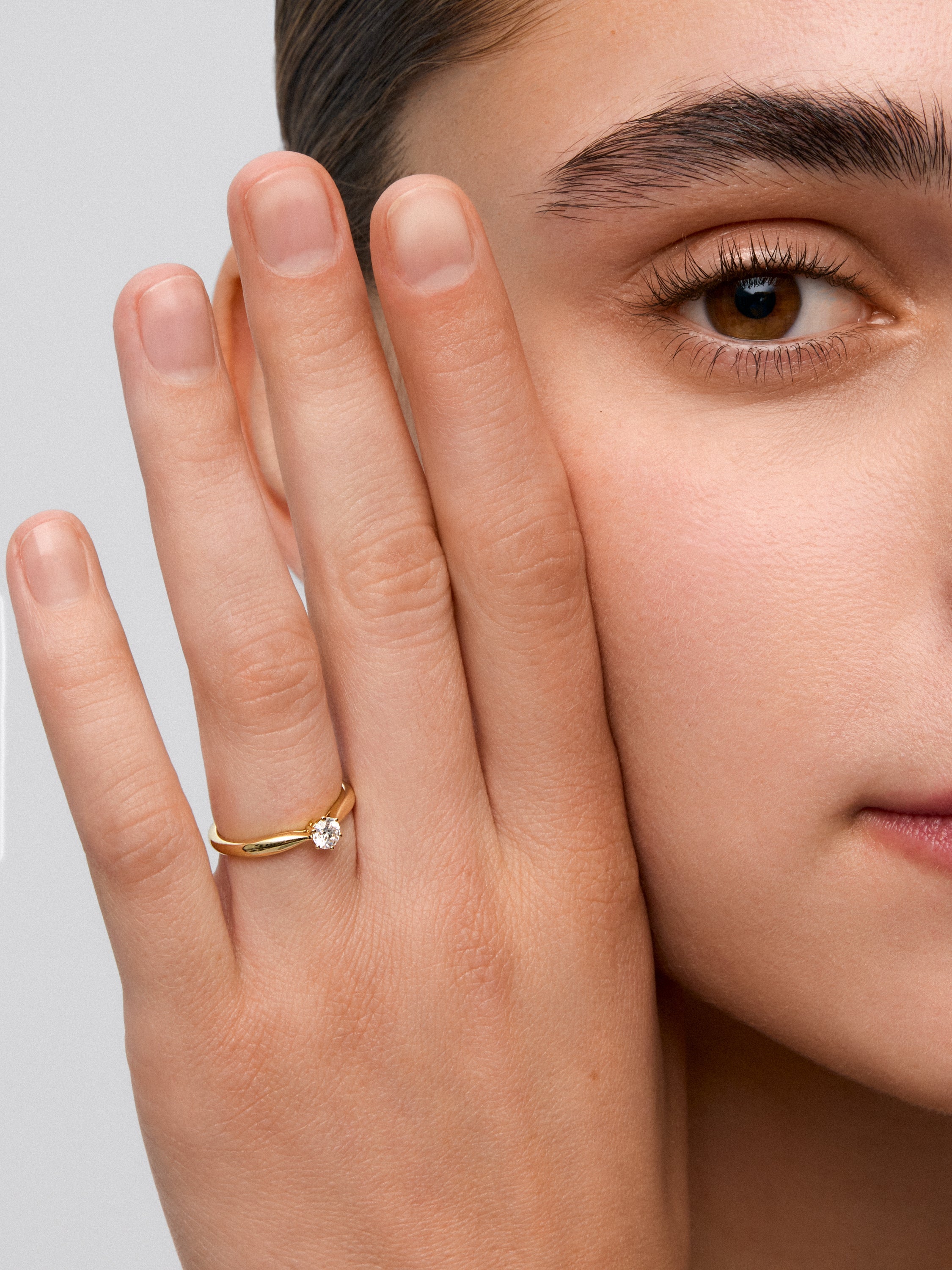 Anillo solitario de oro amarillo de 18K con diamante en talla brillante de 0,2 cts