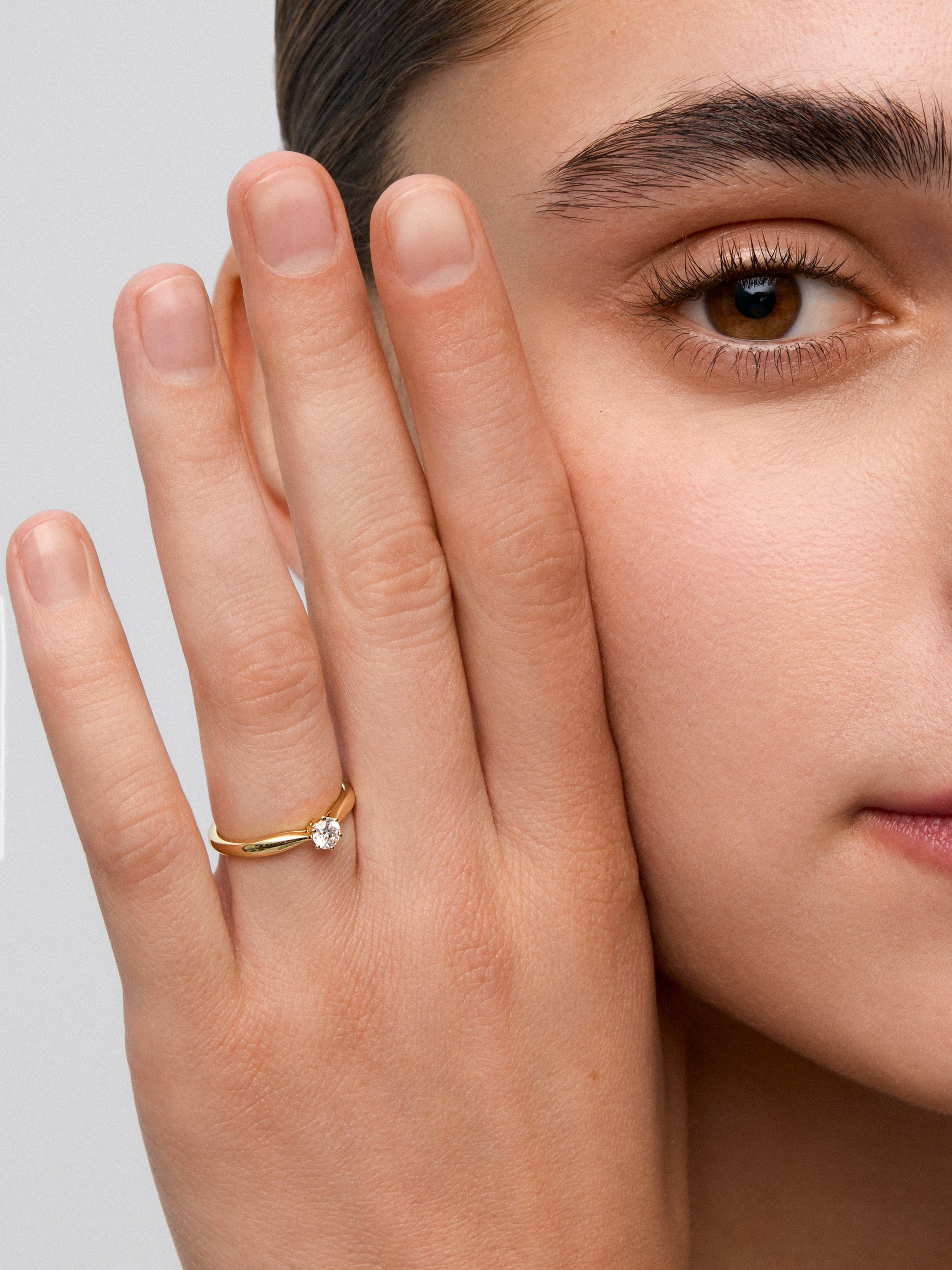 Anillo solitario de oro amarillo de 18K con diamante en talla brillante de 0,25 cts