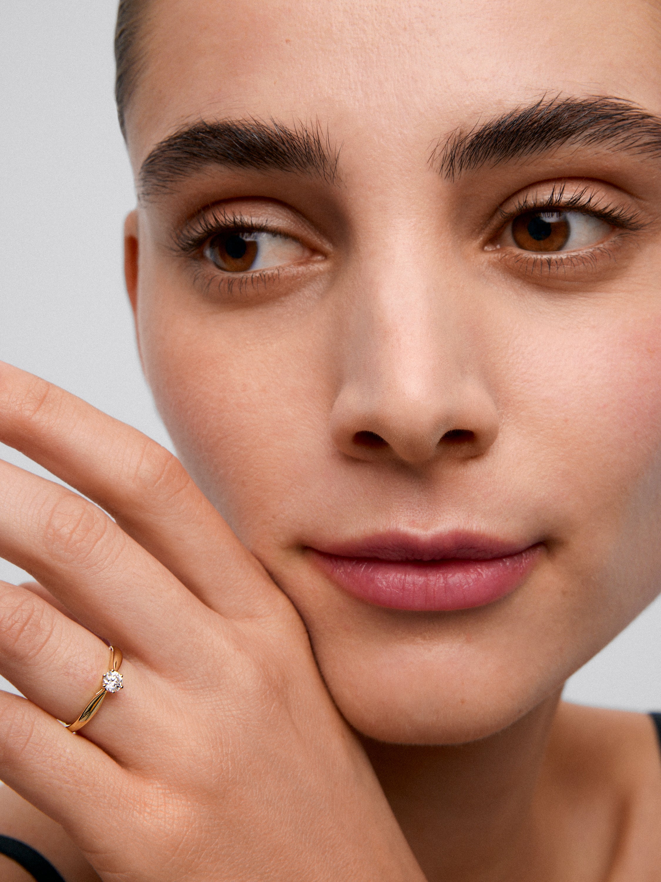 Anillo solitario de oro amarillo de 18K con diamante en talla brillante de 0,25 cts