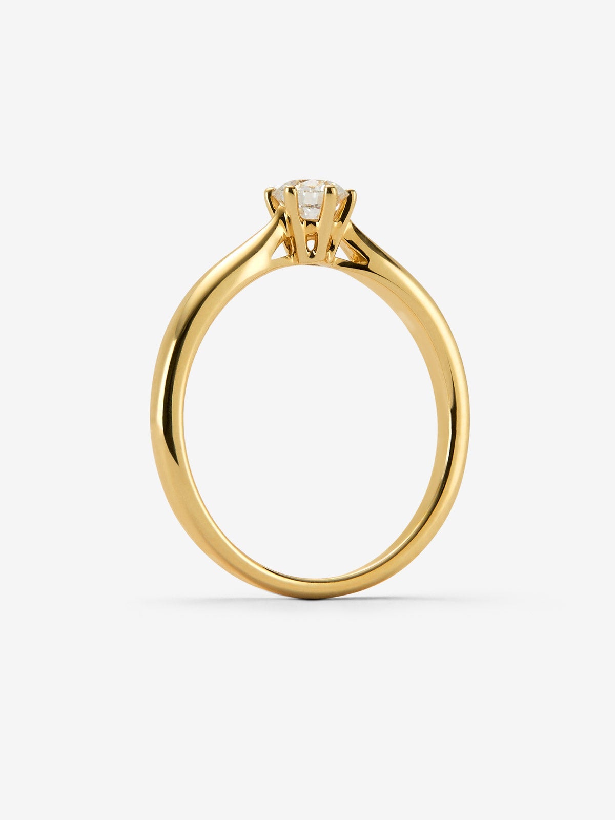 Anillo solitario de oro amarillo de 18K con diamante en talla brillante de 0,25 cts