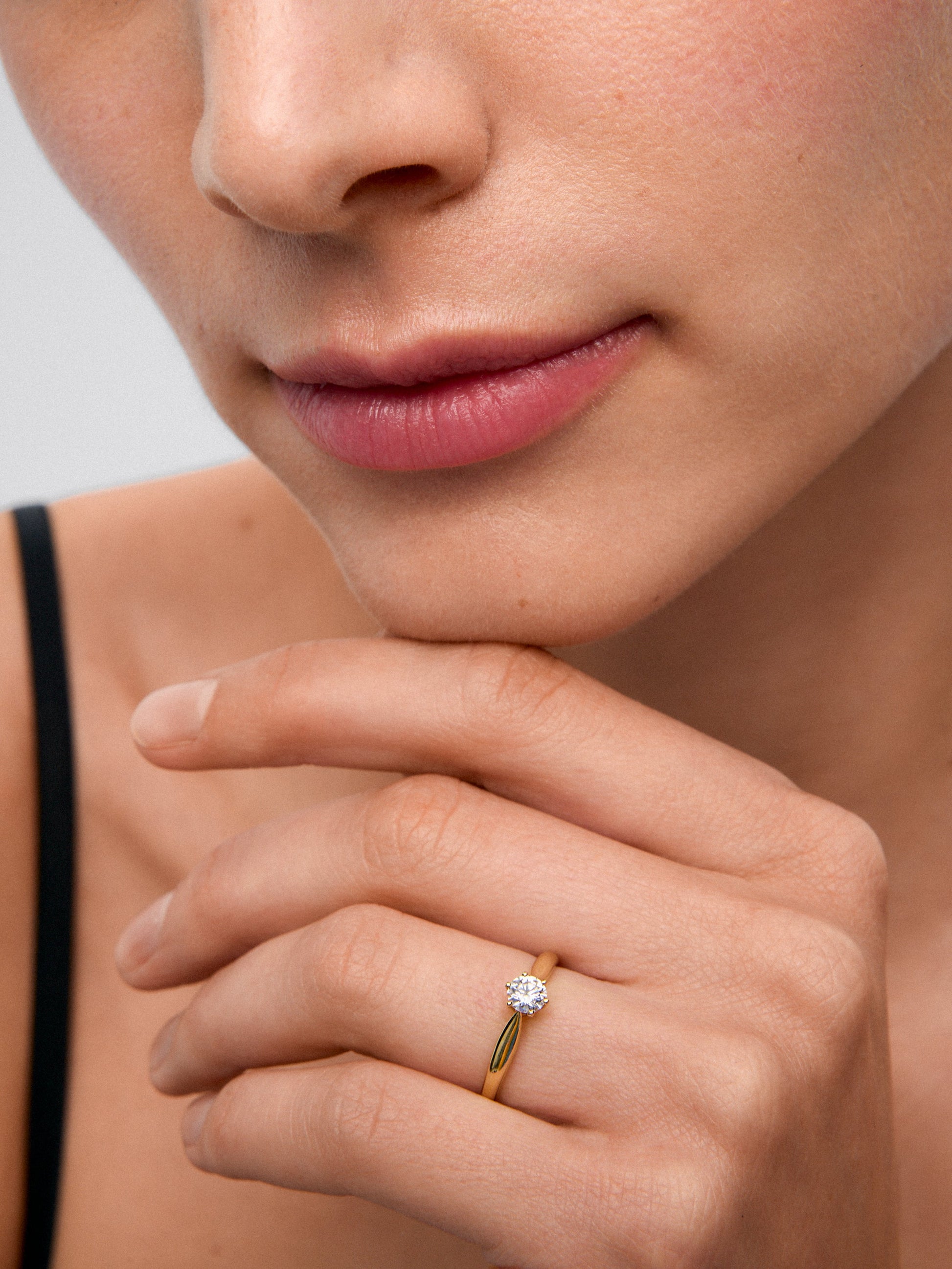 Anillo solitario de oro amarillo de 18K con diamante en talla brillante de 0,3 cts