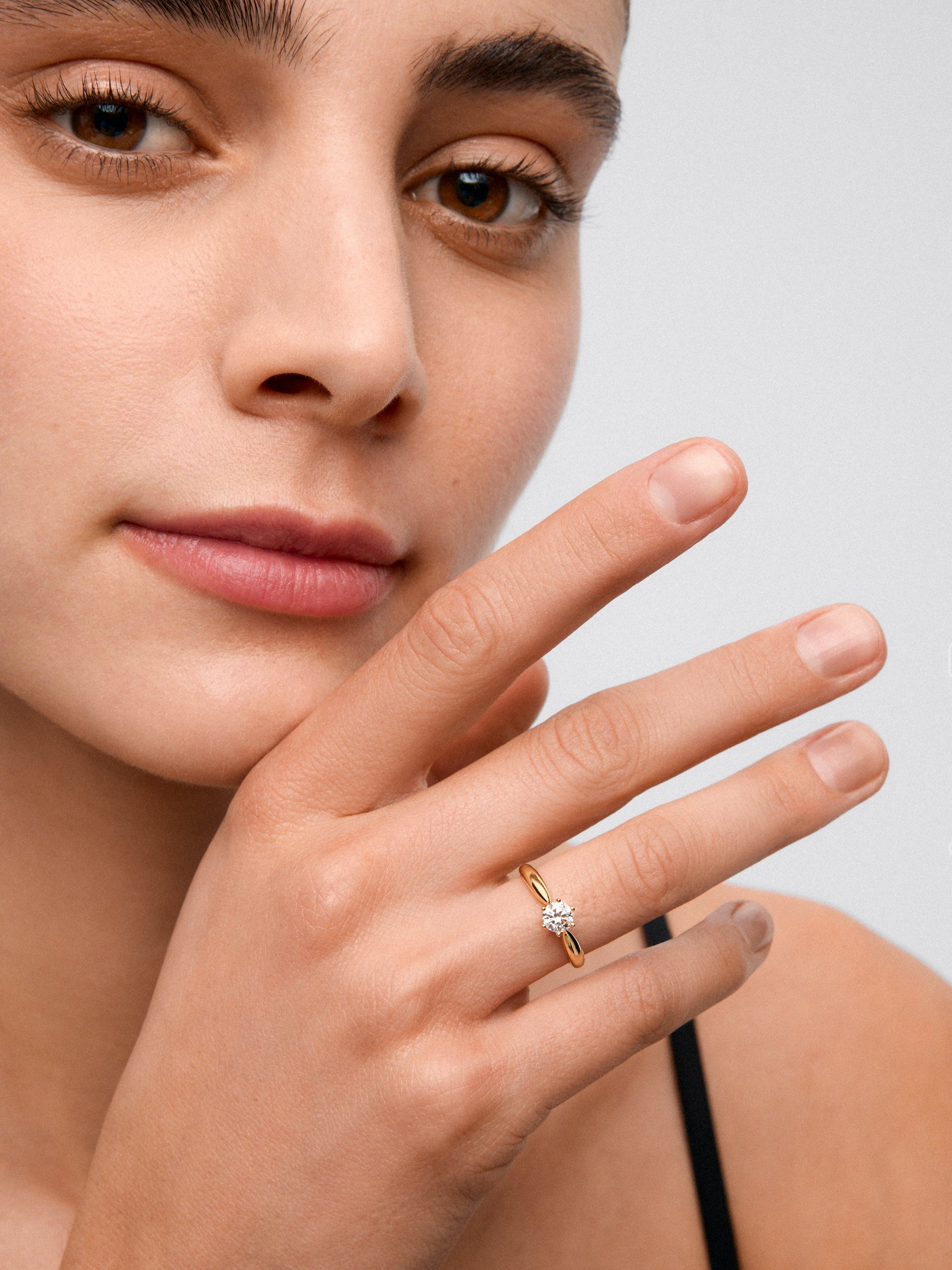 Anillo solitario de oro amarillo de 18K con diamante en talla brillante de 0,3 cts