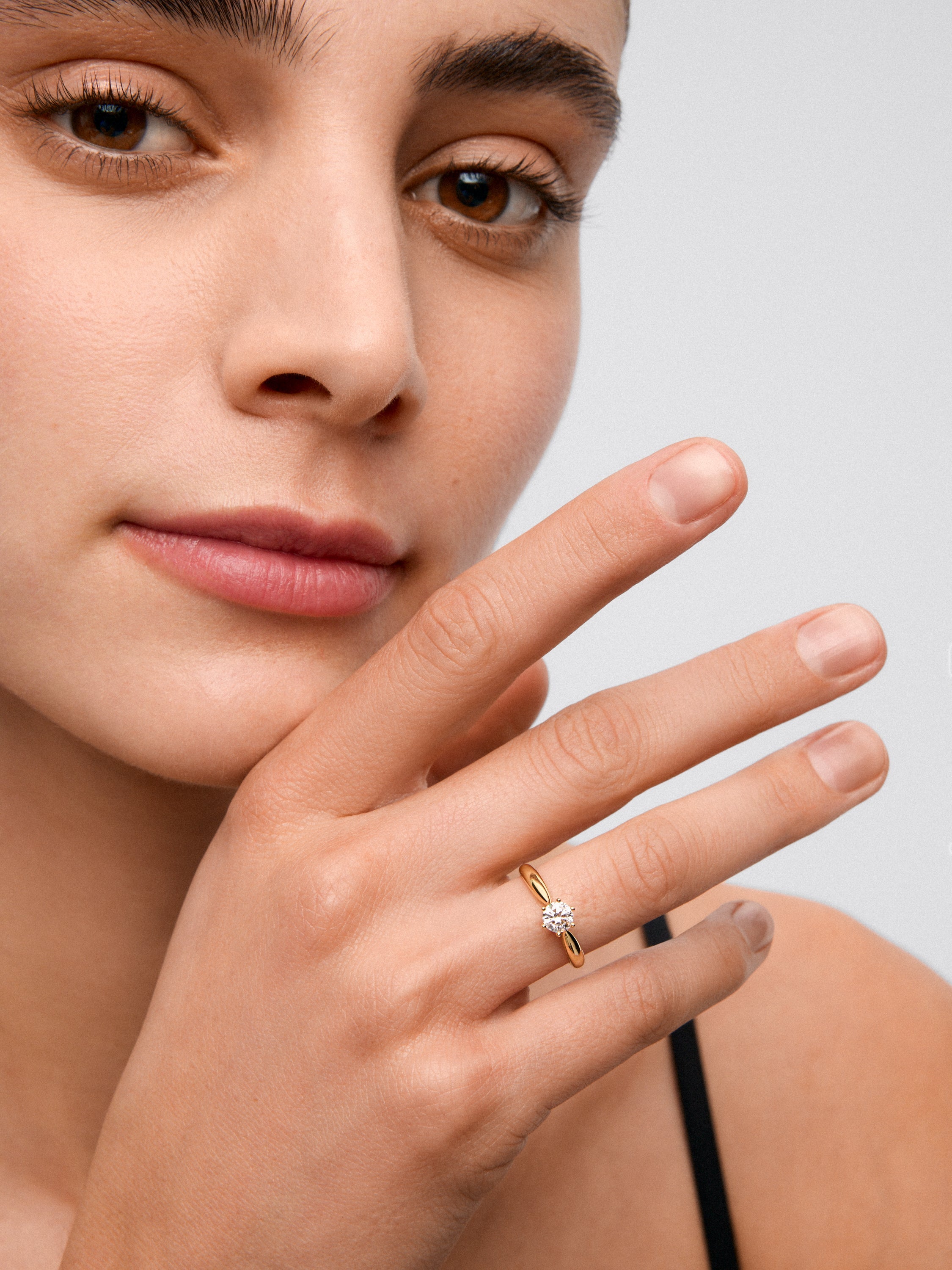 Anillo solitario de oro amarillo de 18K con diamante en talla brillante de 0,3 cts