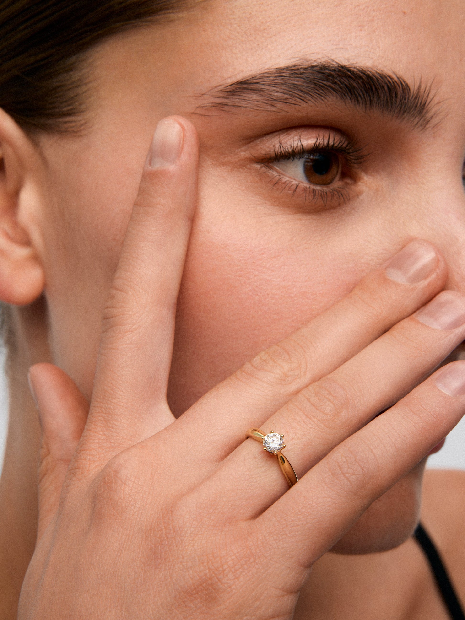 Anillo solitario de oro amarillo de 18K con diamante en talla brillante de 0,3 cts