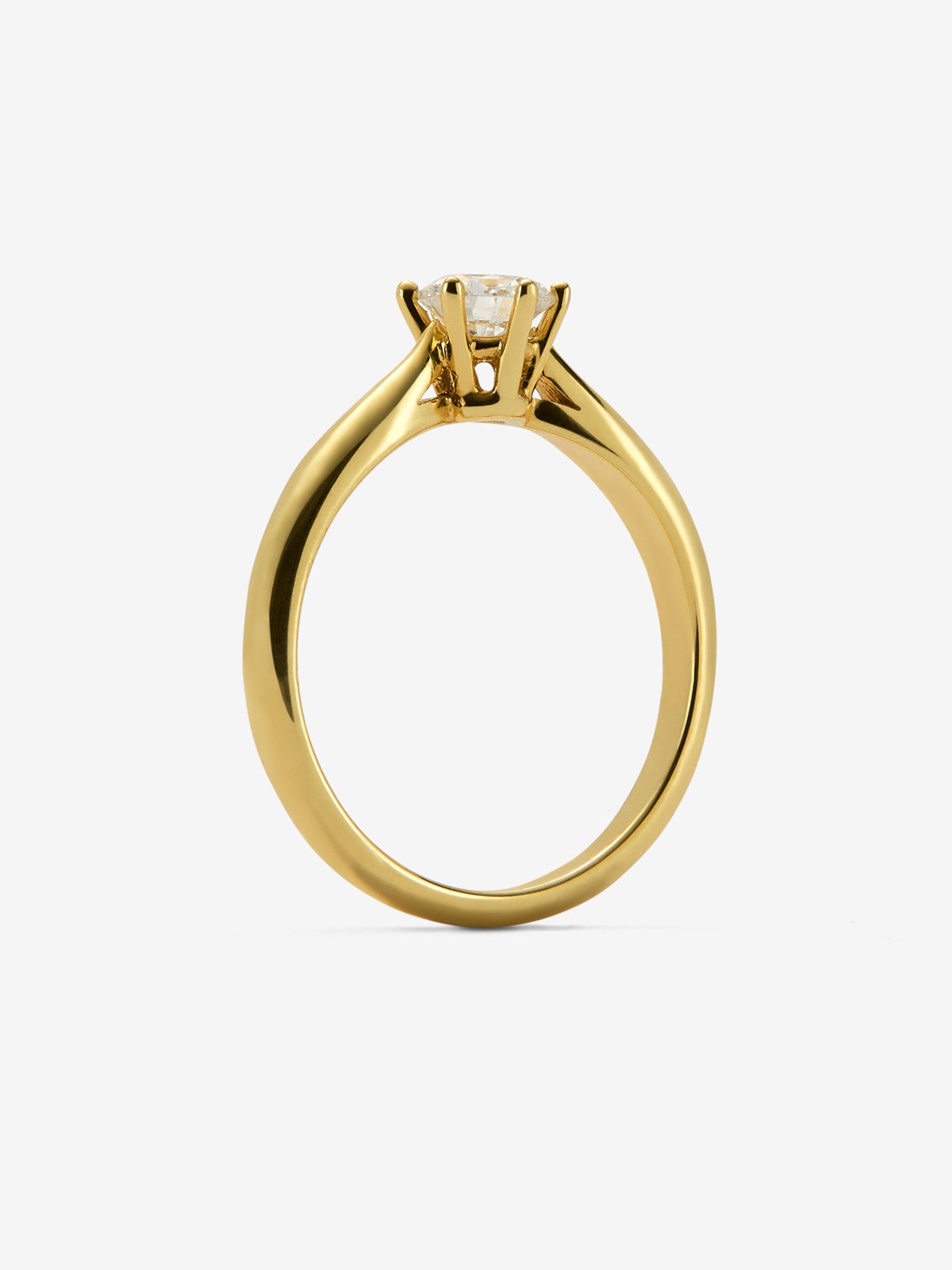 Anillo solitario de oro amarillo de 18K con diamante en talla brillante de 0,3 cts