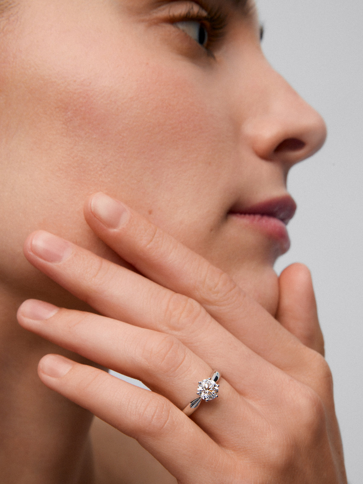 Anillo solitario 3006 de oro amarillo de 18K con diamante en talla brillante de 1 cts