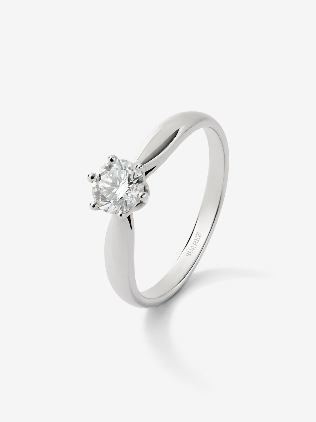 Anillo solitario 3006 de oro blanco de 18K con diamante en talla brillante de 0,50 cts