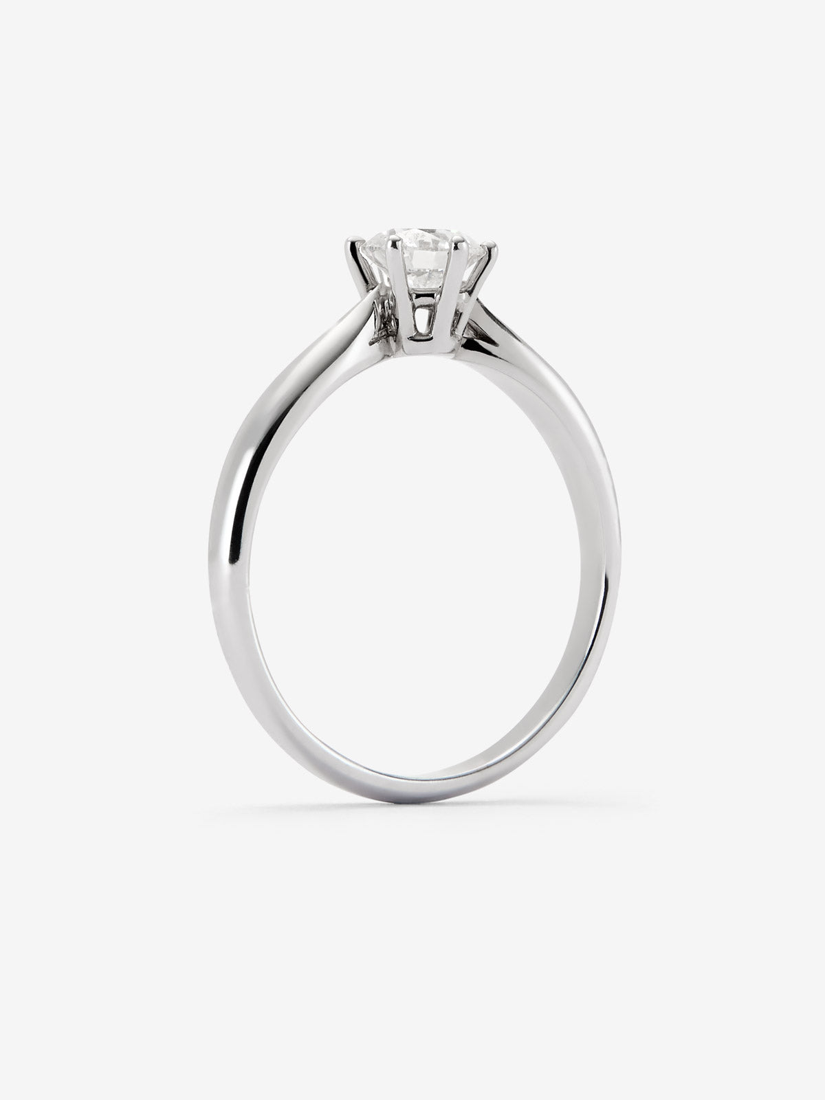Anillo solitario 3006 de oro blanco de 18K con diamante en talla brillante de 0,50 cts