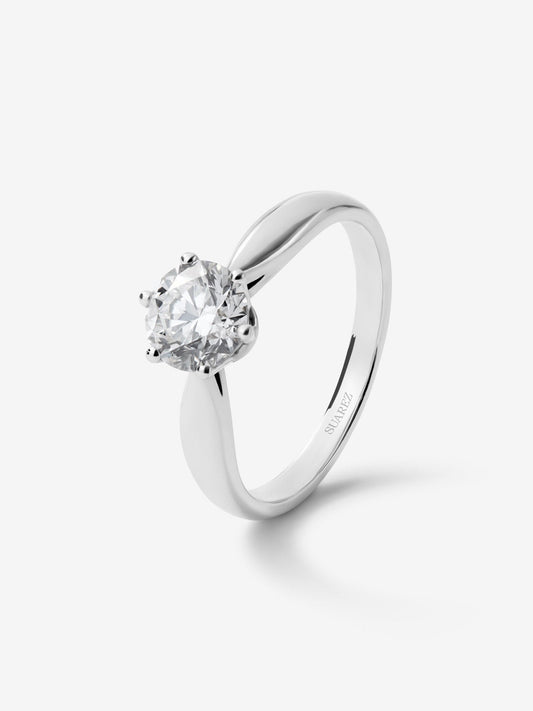 Anillo solitario de oro blanco de 18K con diamante en talla brillante de 1 cts