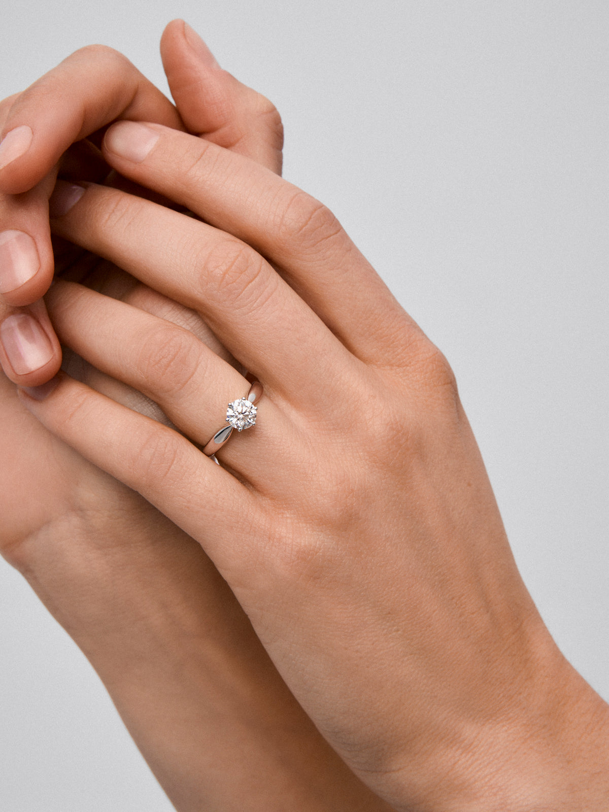 Anillo solitario 3006 de oro blanco de 18K con diamante en talla brillante de 1,01 cts