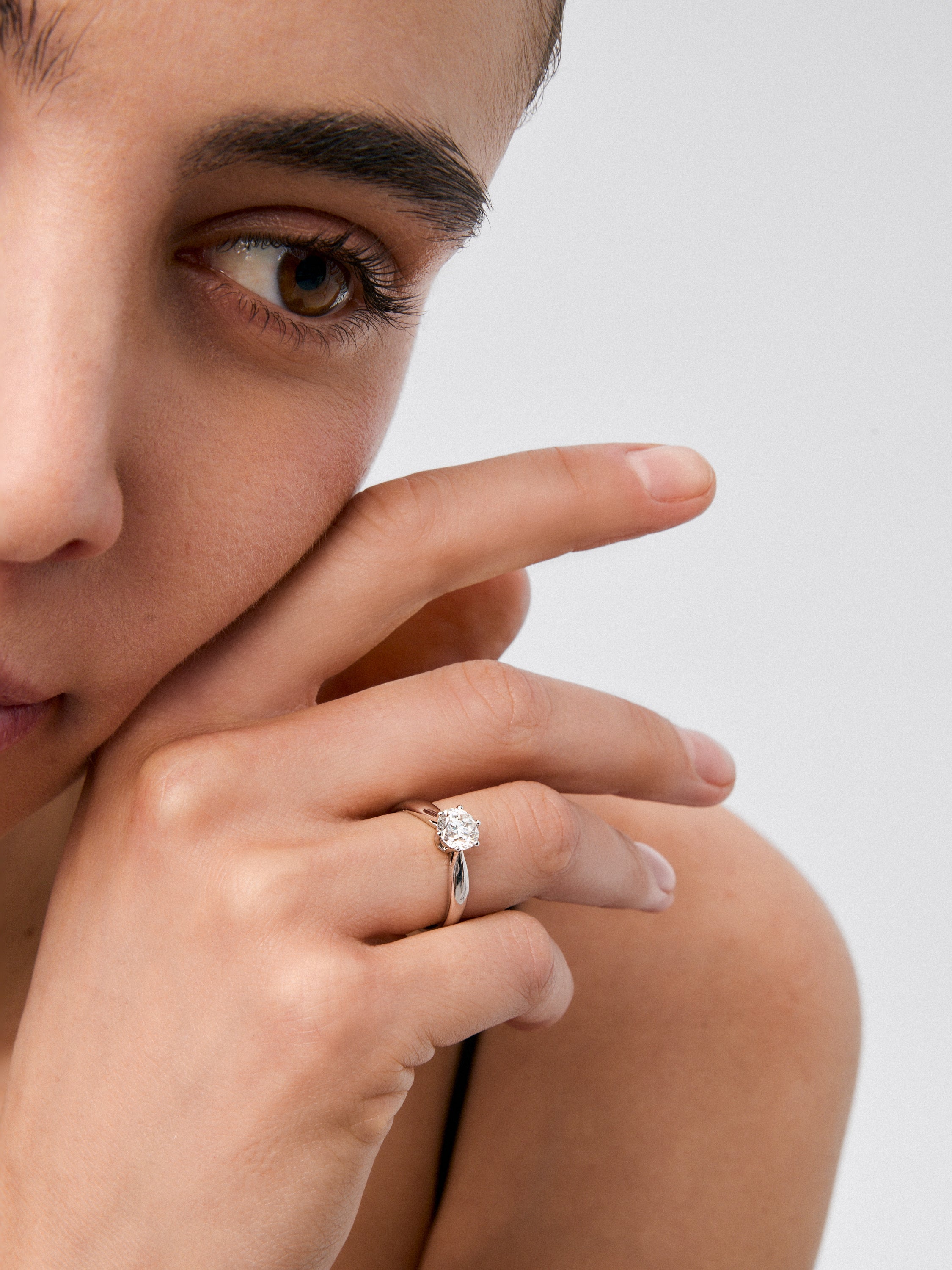 Anillo solitario de oro blanco de 18K con diamante en talla brillante de 1 cts