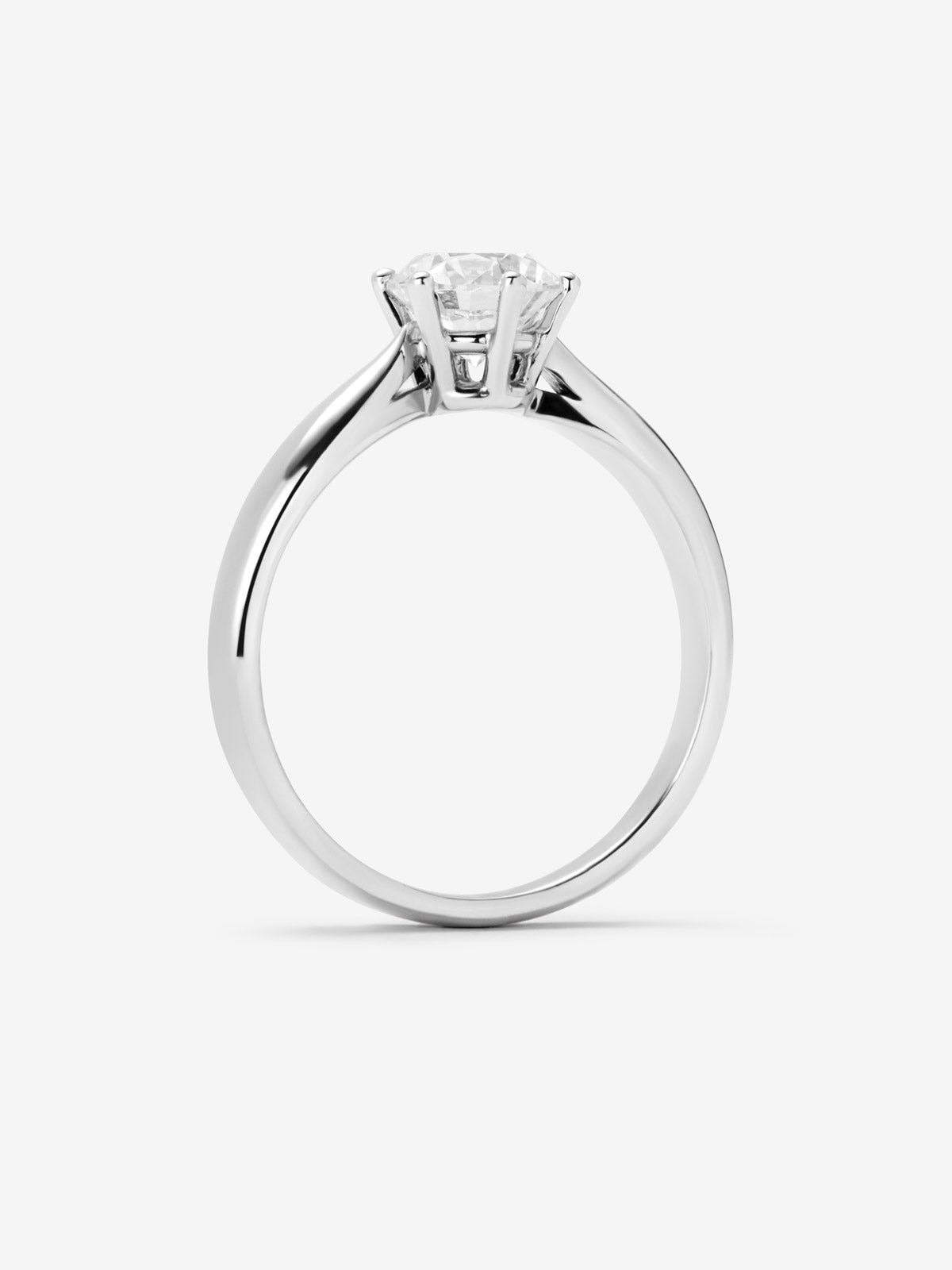 Anillo solitario de oro blanco de 18K con diamante en talla brillante de 1 cts