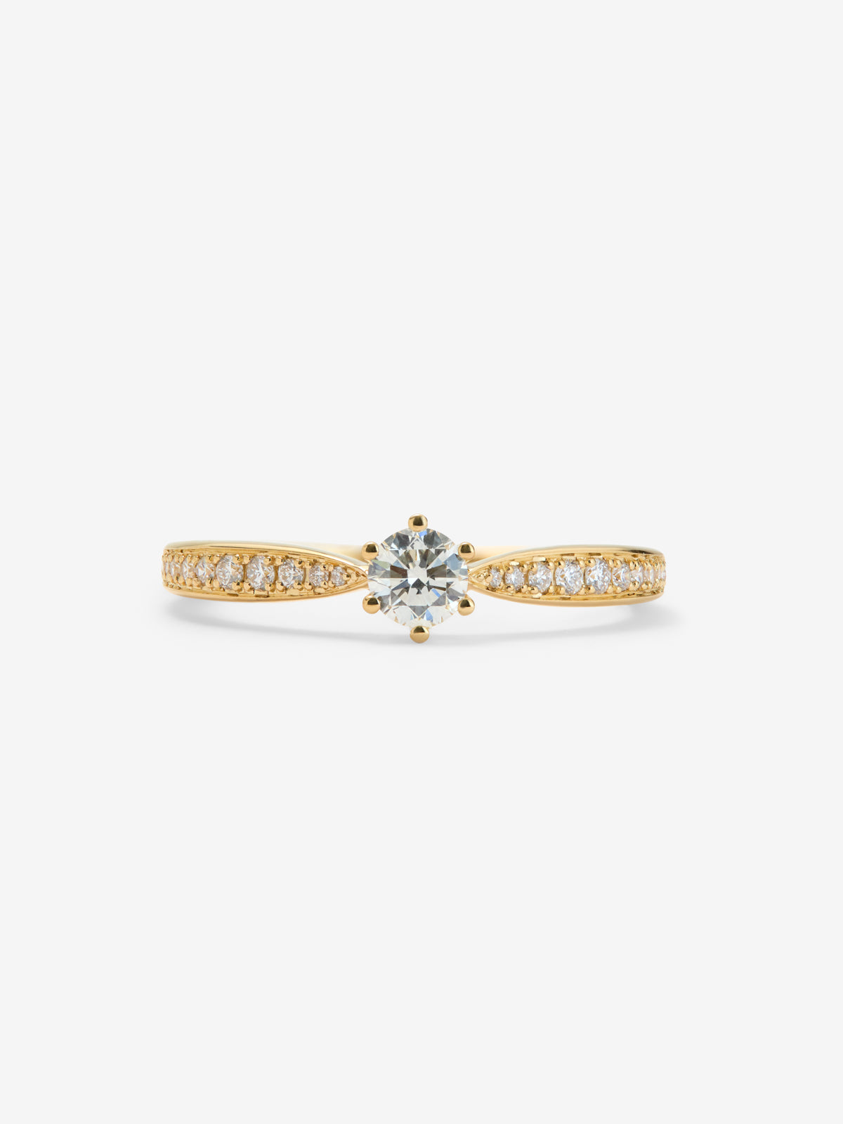 Anillo solitario 3006 de oro amarillo de 18K con diamante central en talla brillante de 0,20 cts y diamantes en talla brillante con un total de 0,10 cts