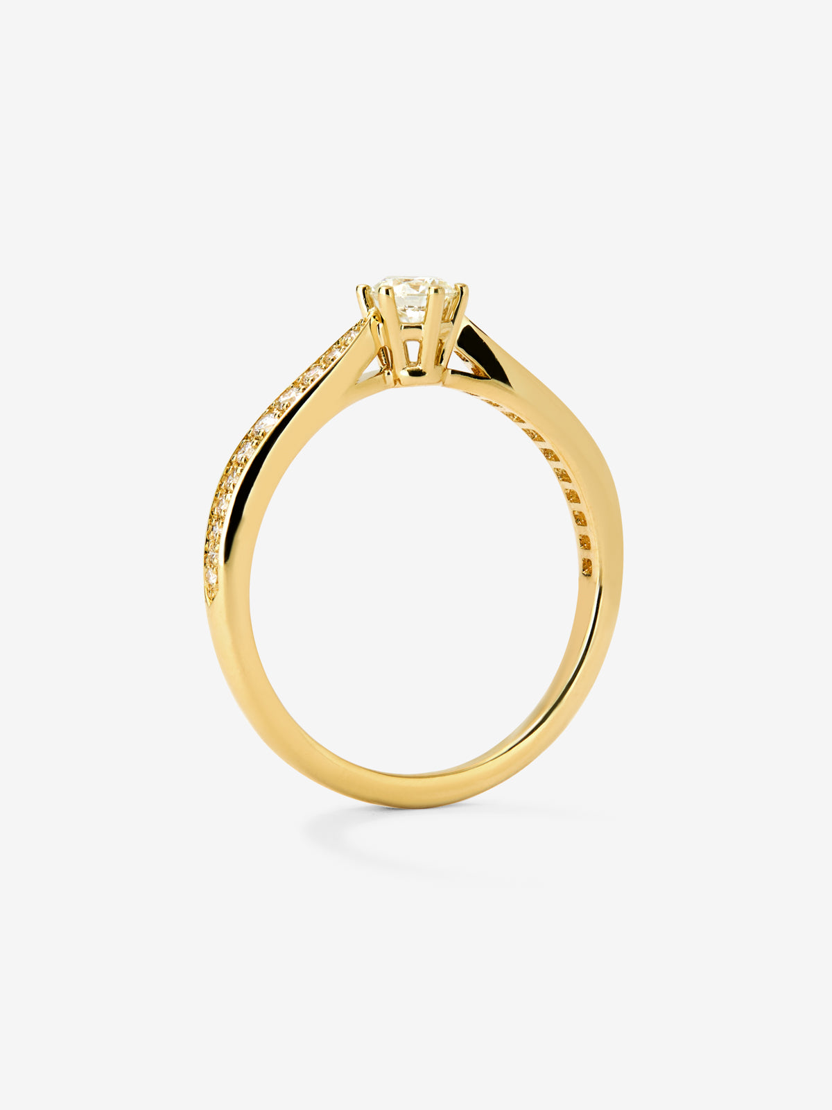 Anillo solitario 3006 de oro amarillo de 18K con diamante central en talla brillante de 0,20 cts y diamantes en talla brillante con un total de 0,10 cts