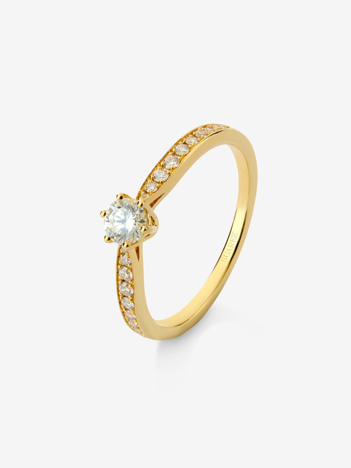 Anillo solitario 3006 de oro amarillo de 18K con diamante central en talla brillante de 0,25 cts y diamantes en talla brillante con un total de 0,13 cts