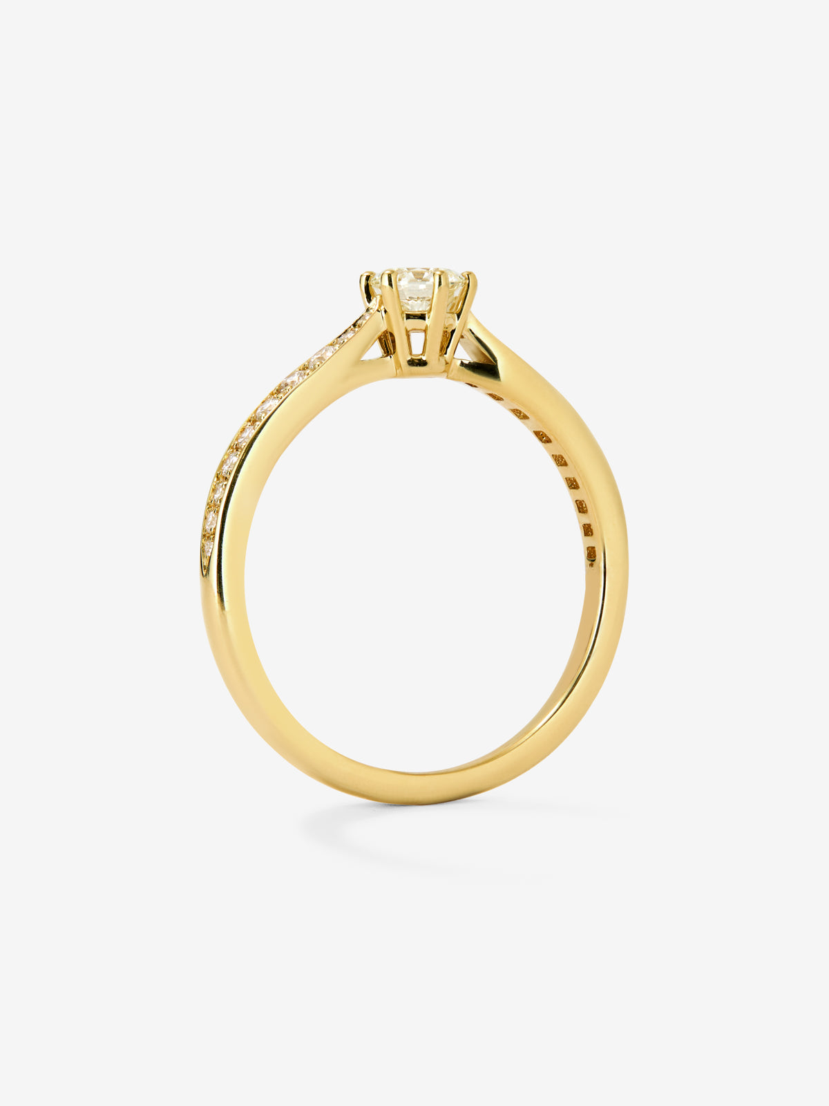 Anillo solitario 3006 de oro amarillo de 18K con diamante central en talla brillante de 0,25 cts y diamantes en talla brillante con un total de 0,13 cts