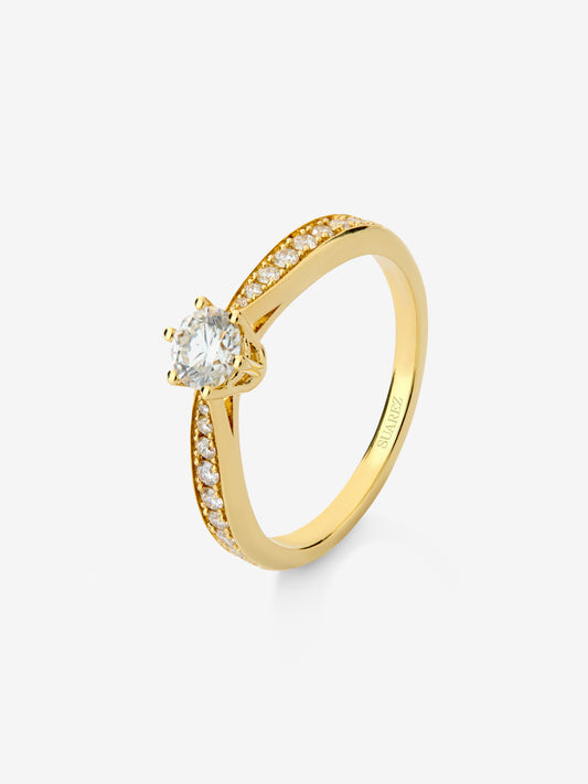 Anillo solitario 3006 de oro amarillo de 18K con diamante central en talla brillante de 0,30 cts y diamantes en talla brillante con un total de 0,15 cts