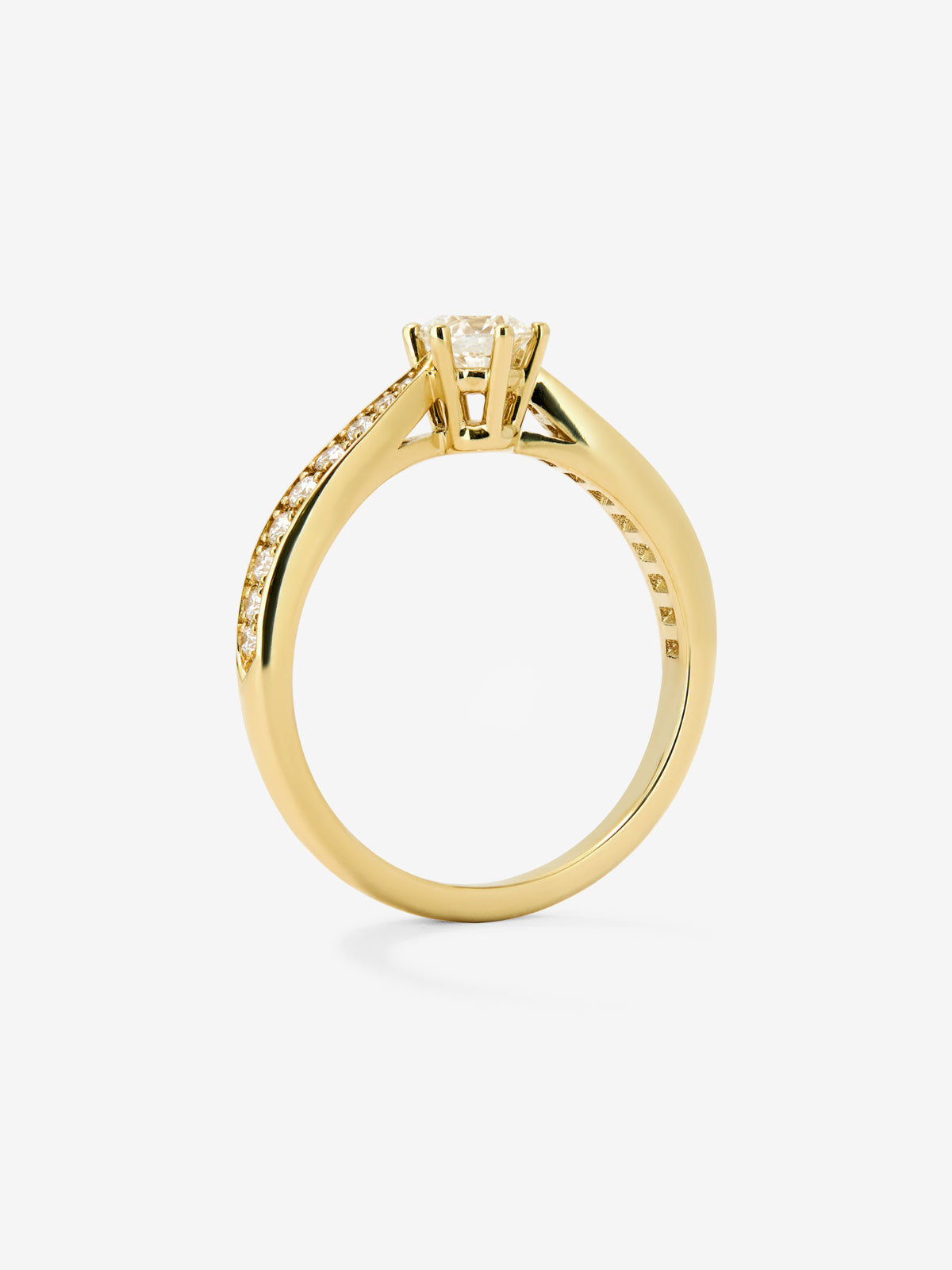 Anillo solitario 3006 de oro amarillo de 18K con diamante central en talla brillante de 0,30 cts y diamantes en talla brillante con un total de 0,15 cts