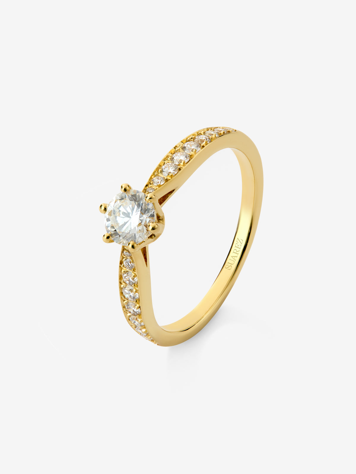 Anillo solitario 3006 de oro amarillo de 18K con diamante central en talla brillante de 0,40 cts y diamantes en talla brillante con un total de 0,18 cts