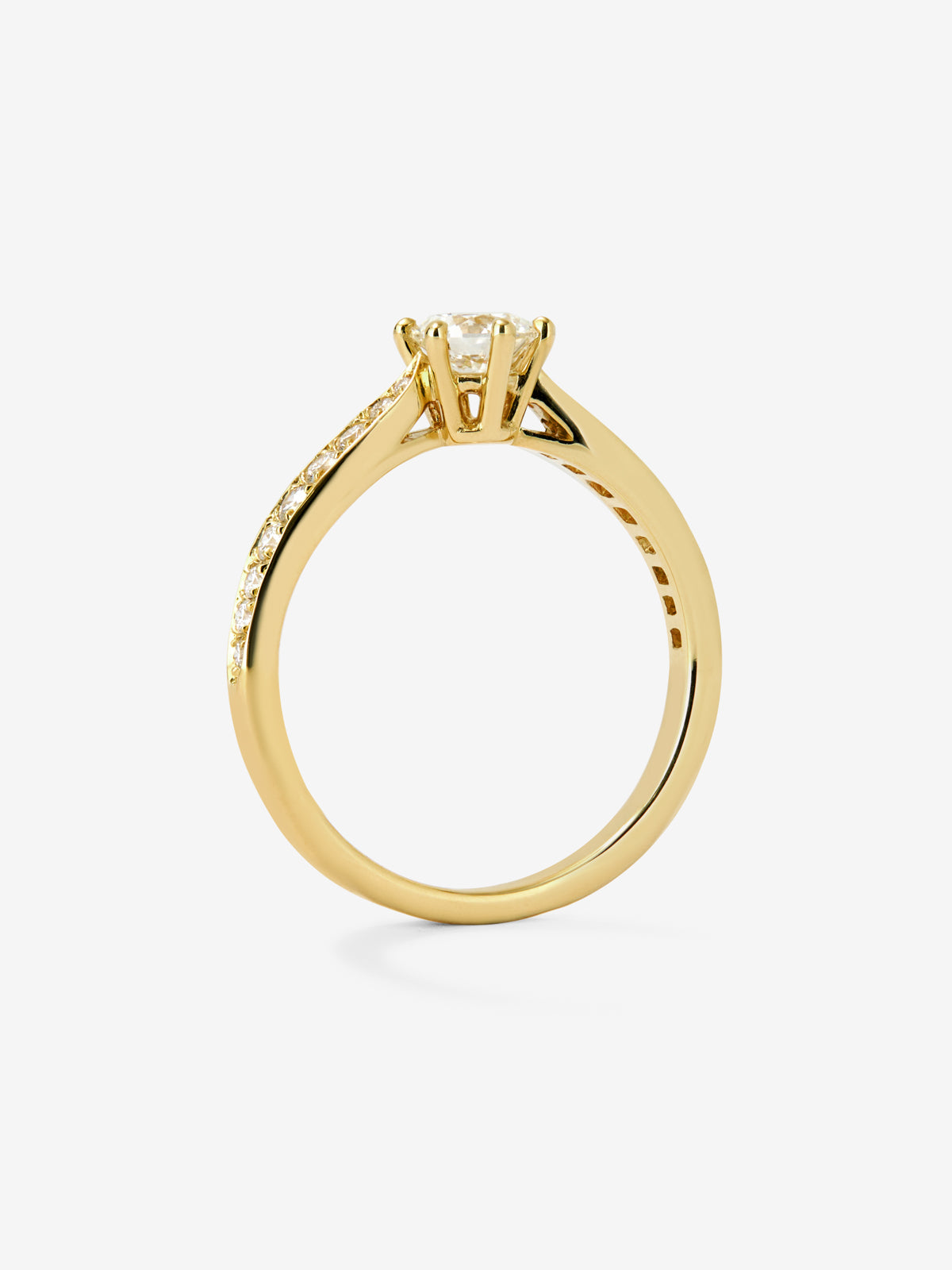 Anillo solitario 3006 de oro amarillo de 18K con diamante central en talla brillante de 0,40 cts y diamantes en talla brillante con un total de 0,18 cts