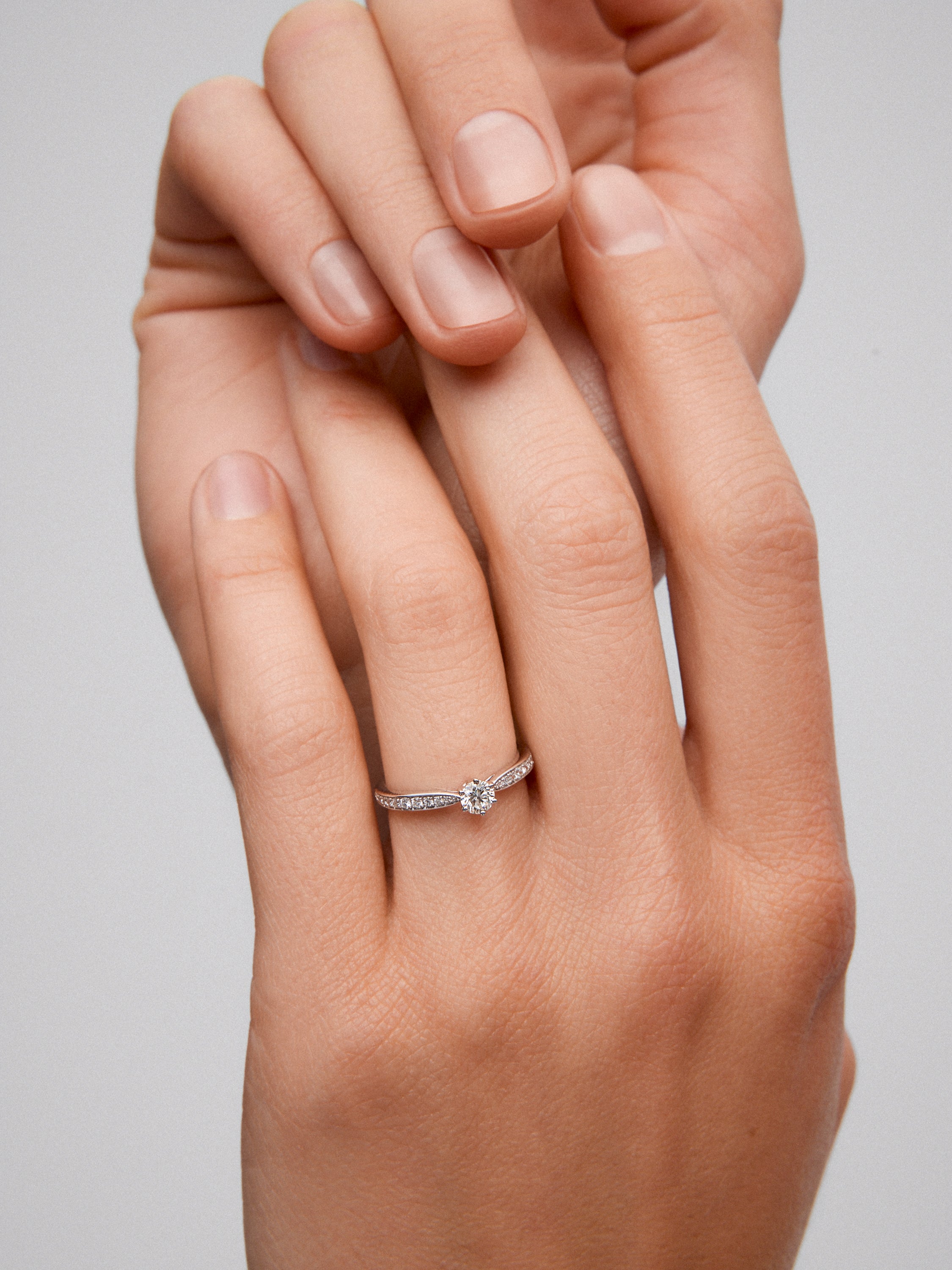 Solitaire ring in 18K white gold with a central 0.20-carat brilliant-cut diamond and additional diamonds totaling 0.10 cts