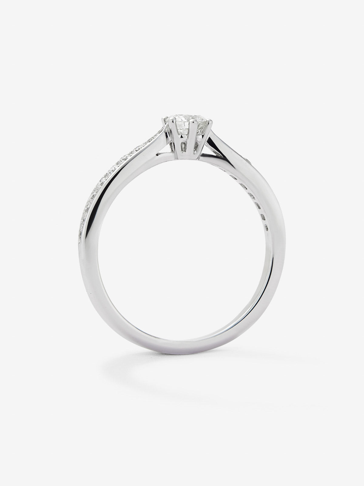 Anillo solitario 3006 de oro blanco de 18K con diamante central en talla brillante de 0,20 cts y diamantes en talla brillante con un total de 0,10 cts