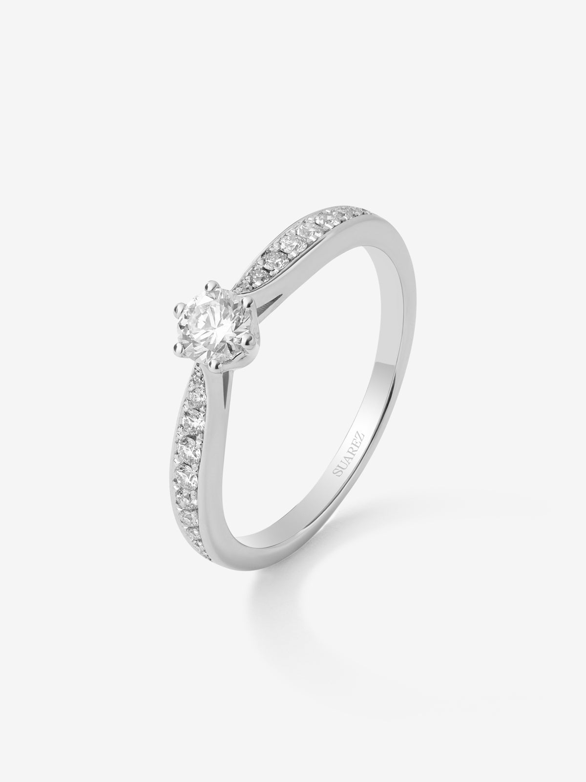 Anillo solitario 3006 de oro blanco de 18K con diamante central en talla brillante de 0,20 cts y diamantes en talla brillante con un total de 0,11 cts