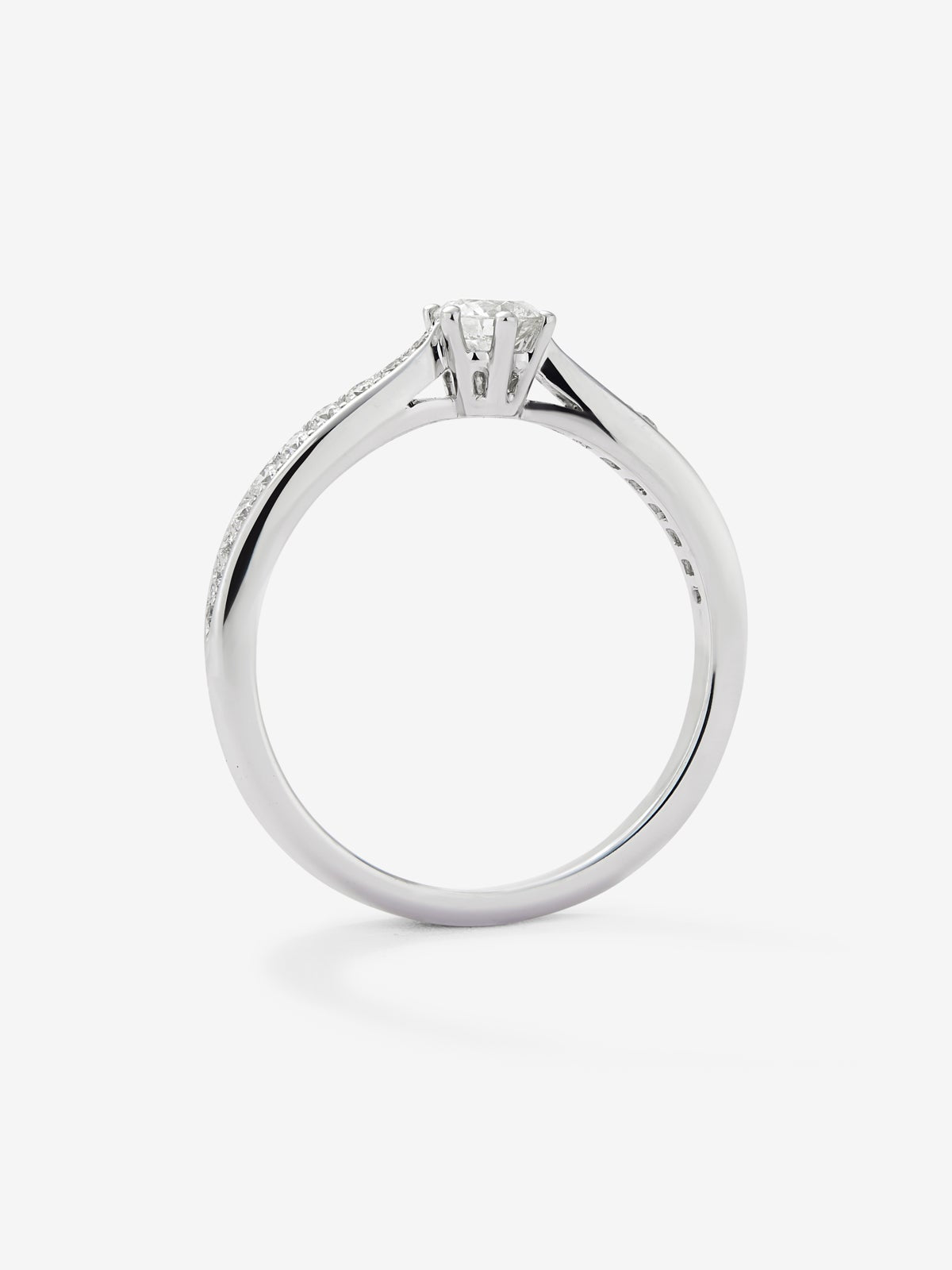 Anillo solitario de oro blanco de 18K con diamante central en talla brillante de 0,25 cts y diamantes en talla brillante con un total de 0,13 cts