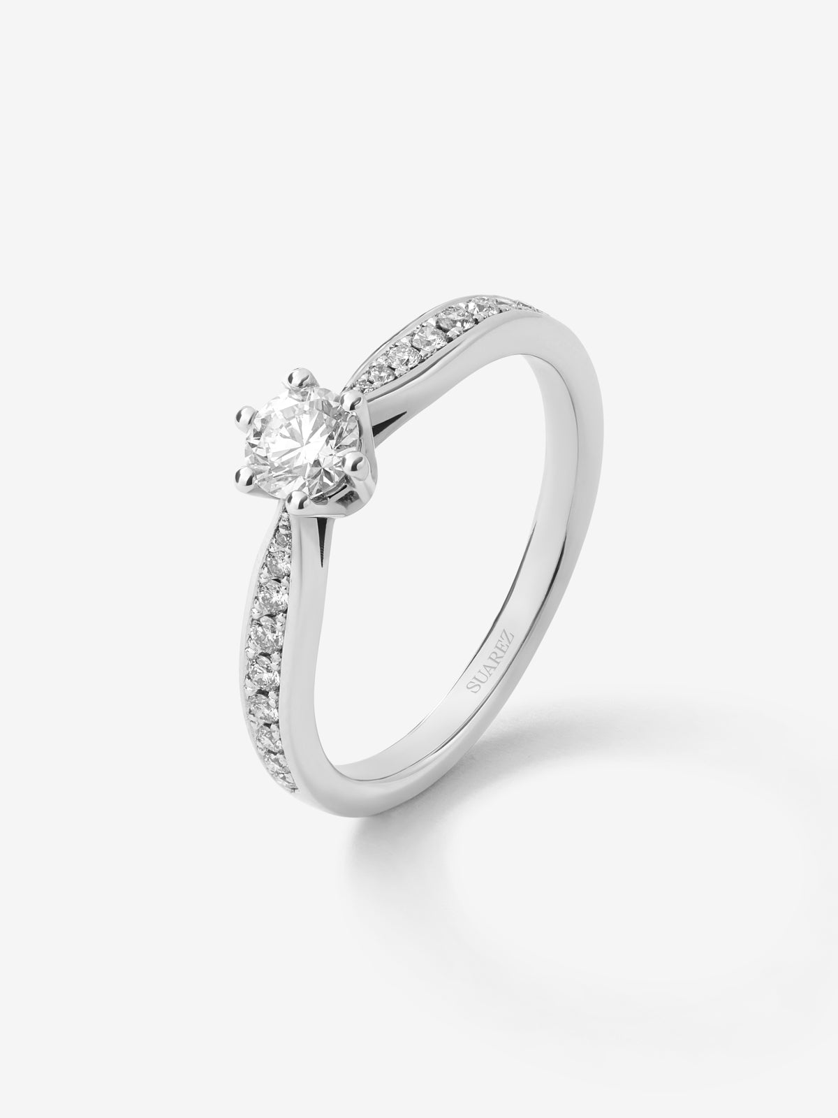Anillo solitario 3006 de oro blanco de 18K con diamante central en talla brillante de 0,30 cts y diamantes en talla brillante con un total de 0,15 cts