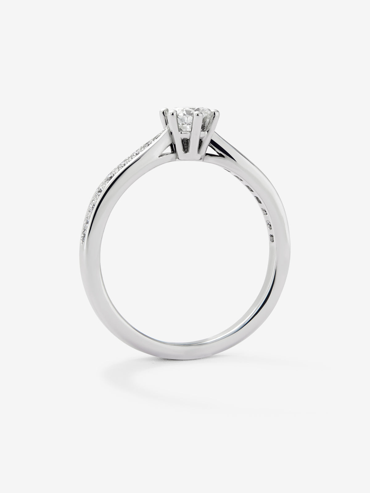 Anillo solitario de oro blanco de 18K con diamante central en talla brillante de 0,30 cts y diamantes en talla brillante con un total de 0,15 cts