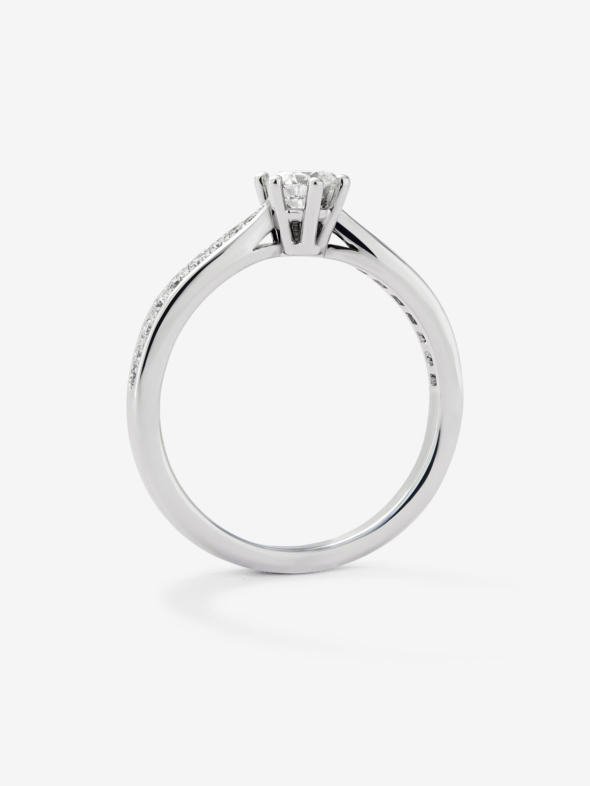 Anillo solitario de oro blanco de 18K con diamante central en talla brillante de 0,30 cts y diamantes en talla brillante con un total de 0,13 cts