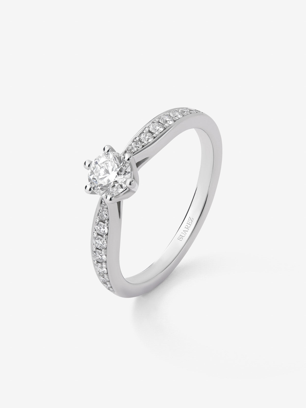 Anillo solitario 3006 de oro blanco de 18K con diamante central en talla brillante de 0,40 cts y diamantes en talla brillante con un total de 0,19 cts